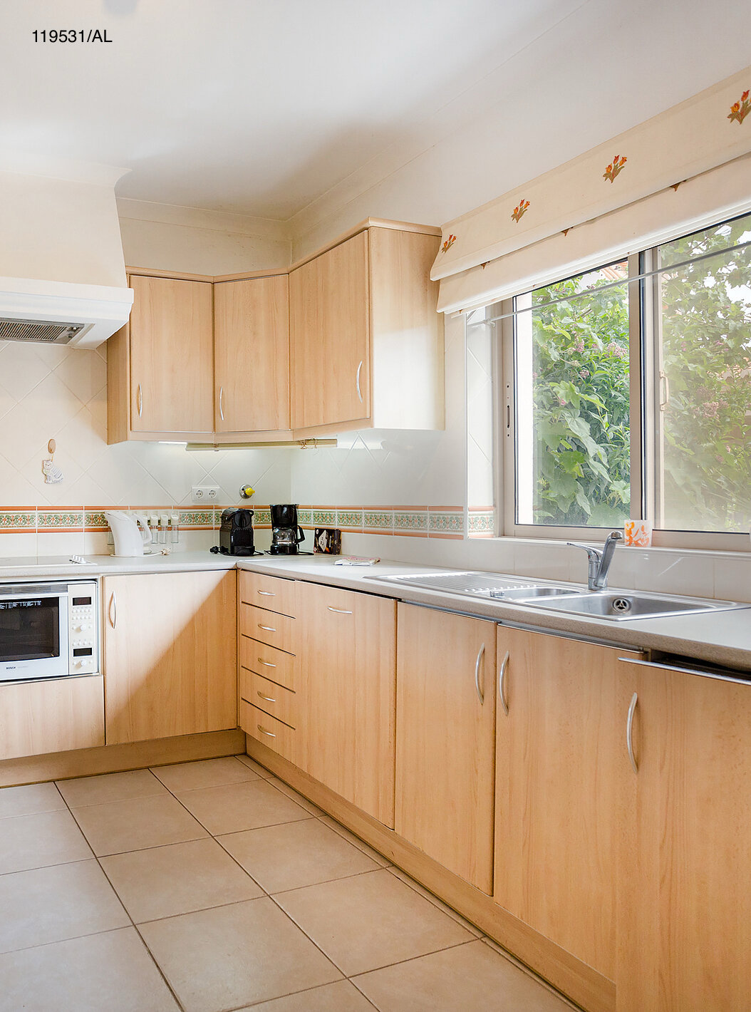 El apartamento Pestana Carvoeiro Golf T1 Estándar tiene una cocina equipada con gabinetes de madera y electrodomésticos