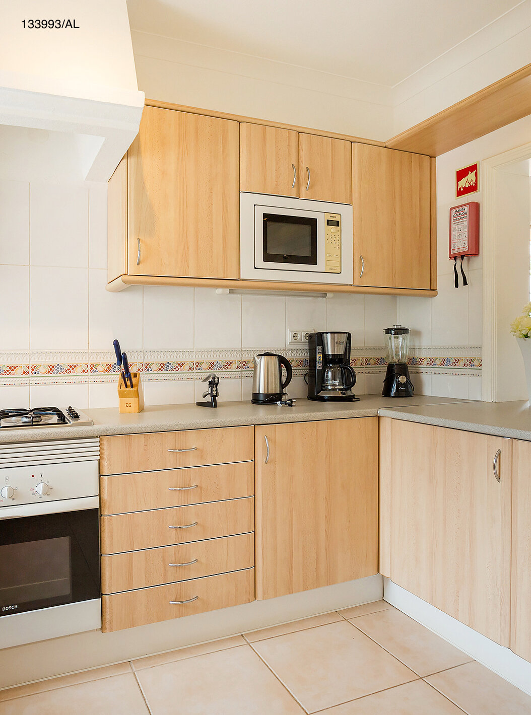 El apartamento Pestana Carvoeiro Golf T2 Superior tiene una cocina con gabinetes de madera y electrodomésticos