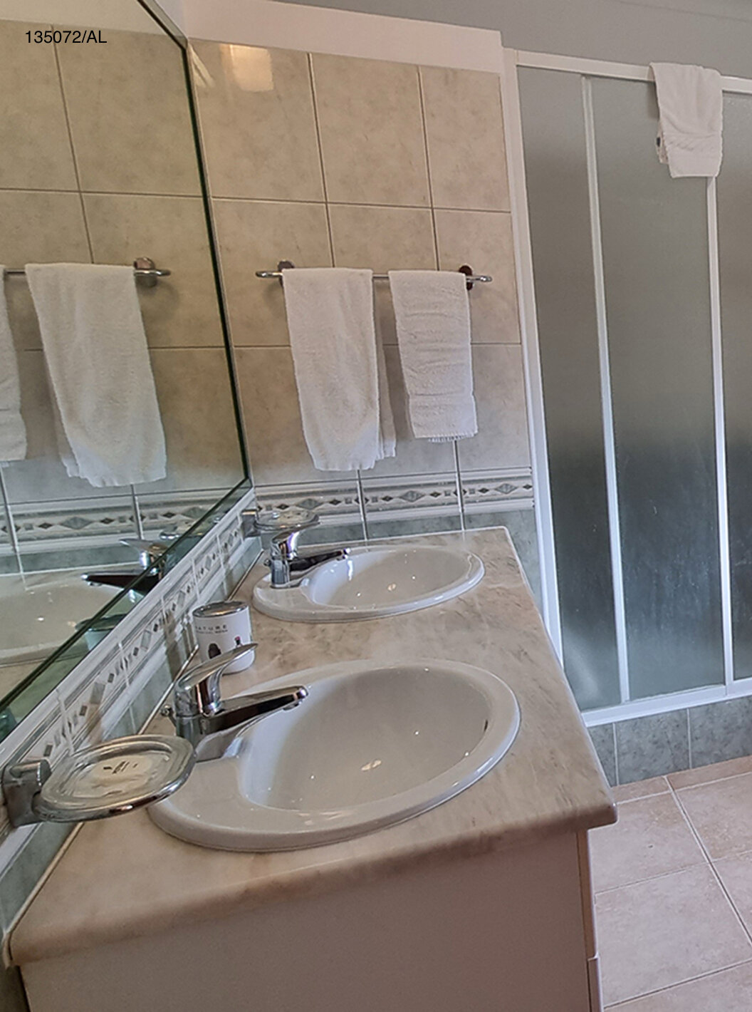 La villa Pestana Carvoeiro Golf V3 Estándar tiene un baño con inodoro, dos lavabos y una ducha