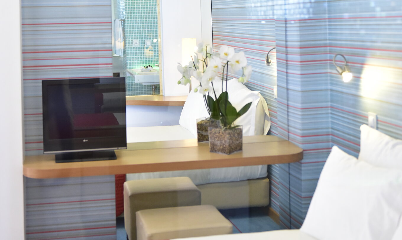 El Deluxe Vista Terra del Pestana Dom João II cuenta con una cama de matrimonio, un espejo y una televisión