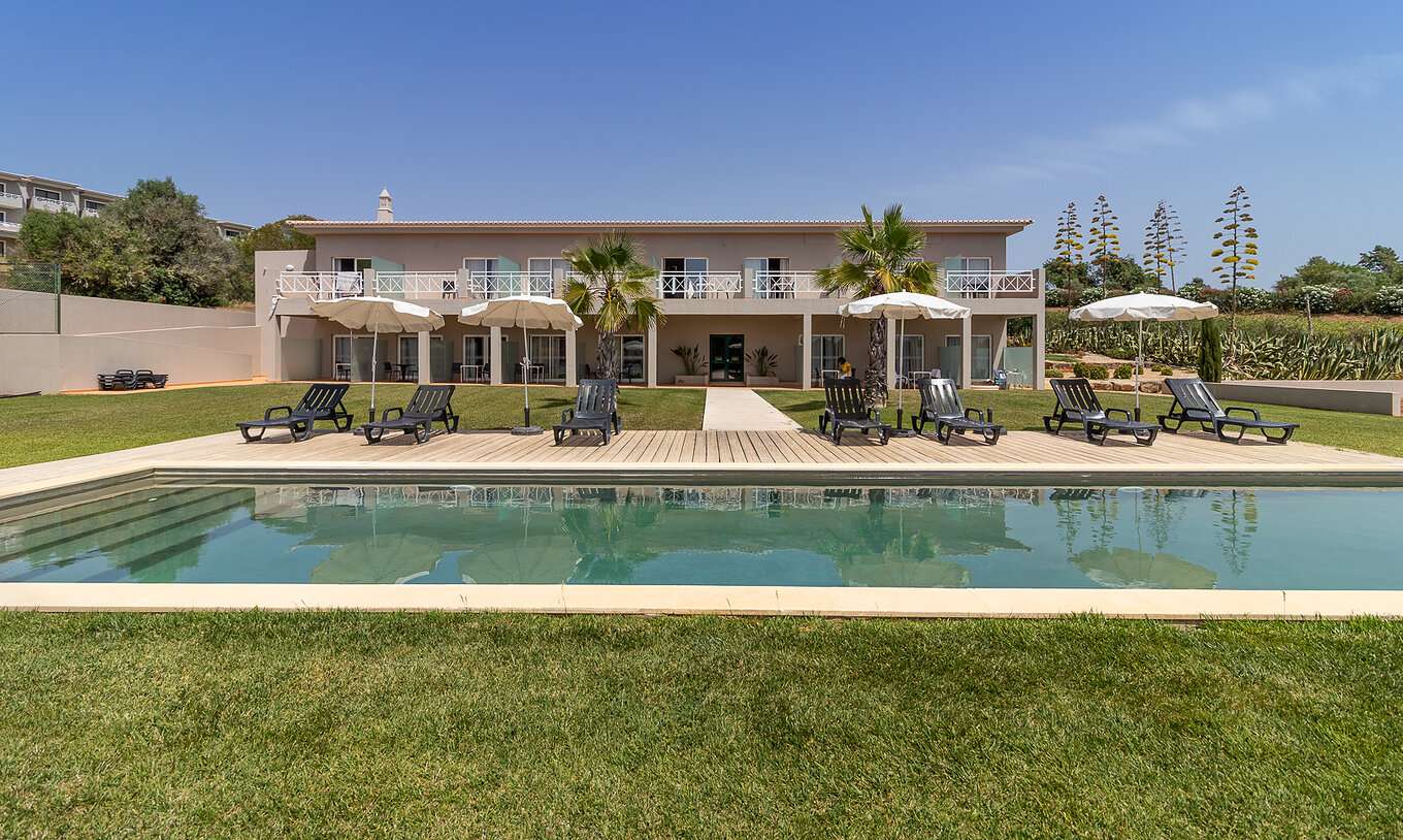 Habitación Clásica Vista Piscina en casa moderna con piscina – Pestana Gramacho Residences