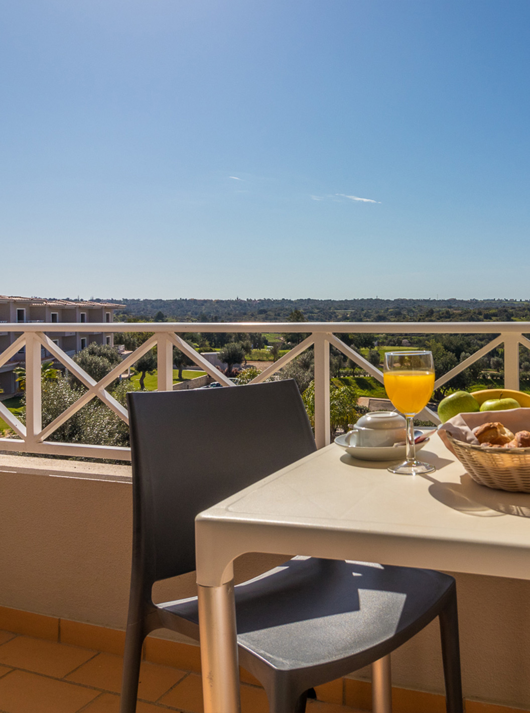 El estudio en Pestana Gramacho Residences tiene mesa exterior en entorno soleado y acogedor con vegetación