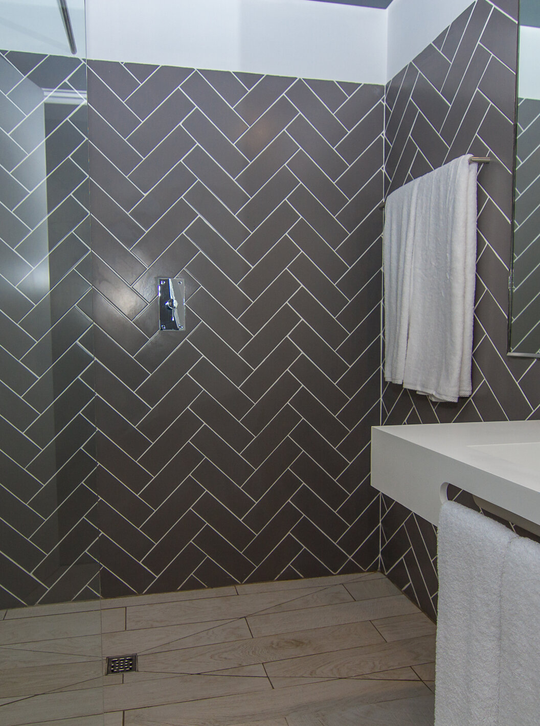 El Studio del Pestana Gramacho Residences tiene un baño con ducha a ras de suelo, lavamanos, espejo y toallas