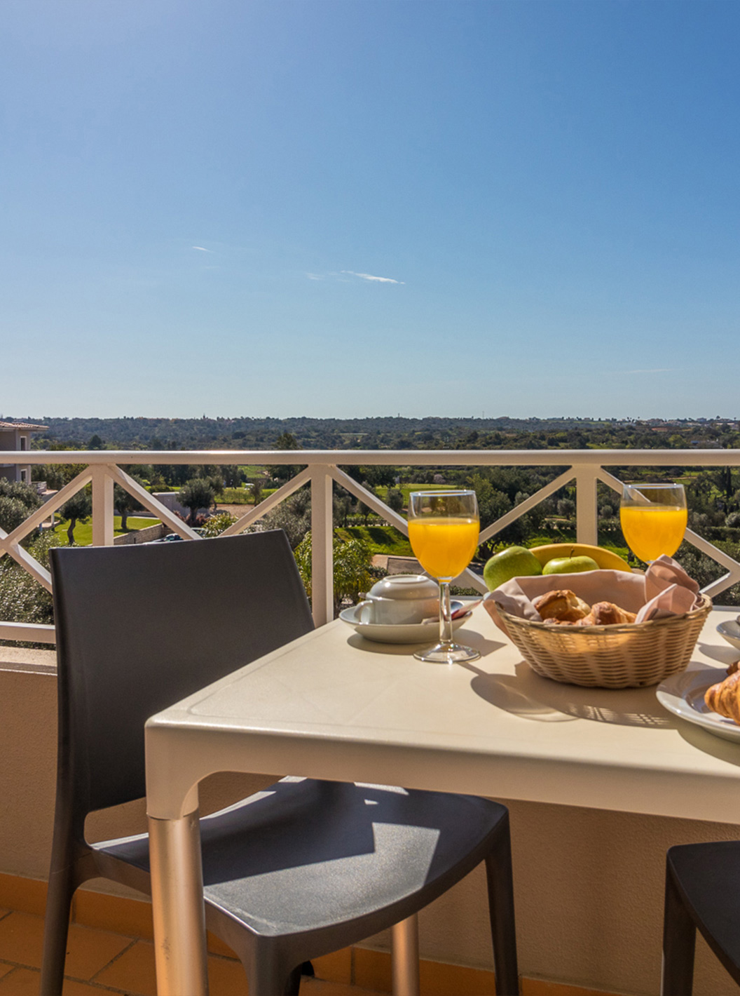 El apartamento de dos dormitorios en Pestana Gramacho tiene mesa exterior en entorno soleado y acogedor