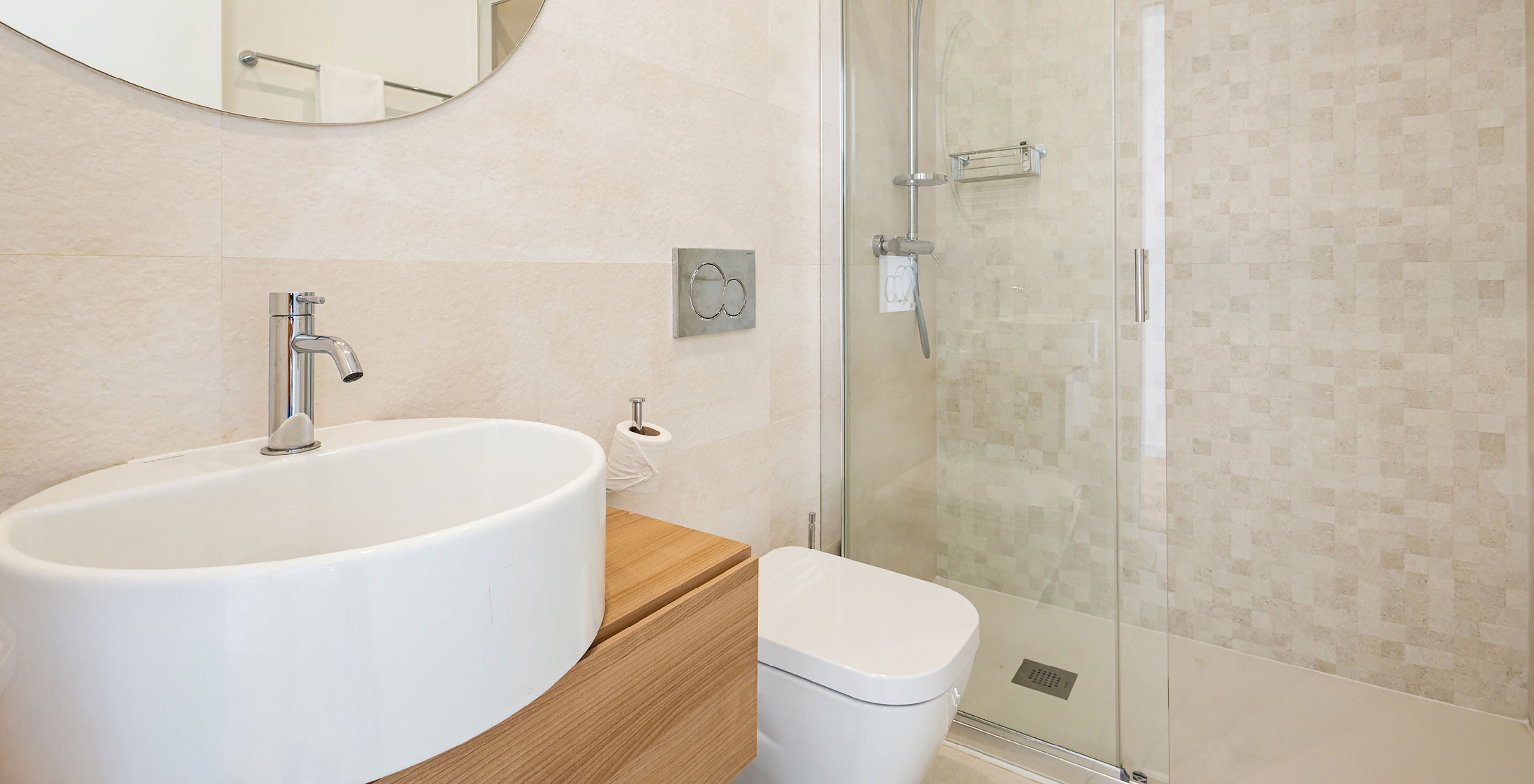 Villa en Pestana Valley Nature Village con un lavabo, un inodoro y una ducha