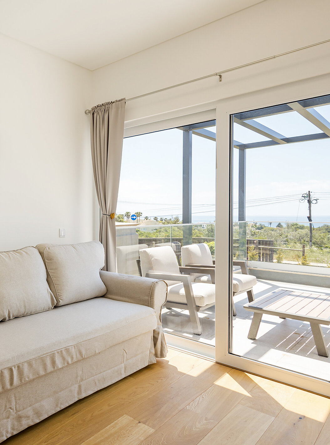 Apartamento de 2 habitaciones en planta bajaen Pestana Valley Nature Village tiene un sofá y vistas a la naturaleza