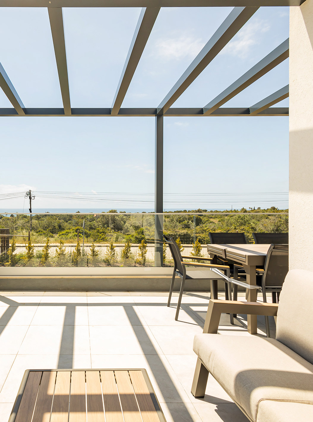 Apartamento de 3 habitaciones en planta baja - 4 adultos en Pestana Valley Nature Village tiene una terraza con sofás