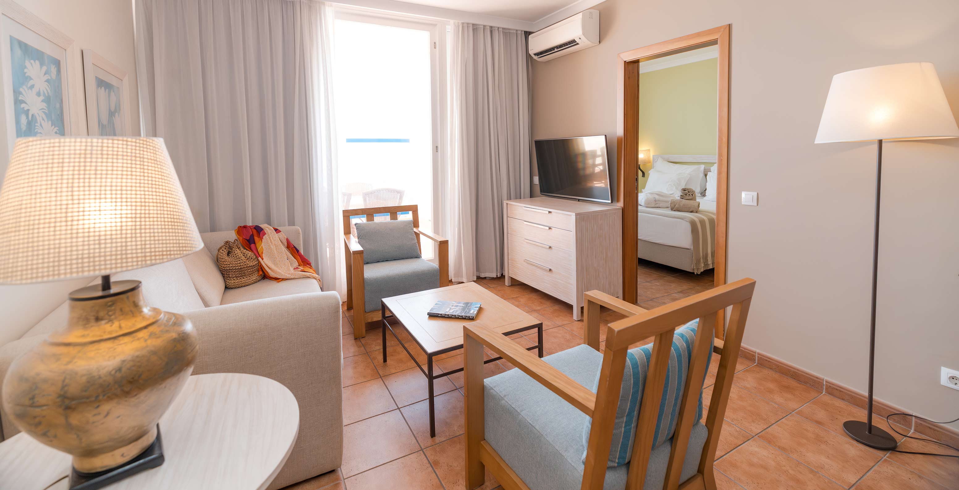 La Suite Vista Mar del Pestana Viking tiene sala con sofá, sillones, televisión, aire y acceso al balcón