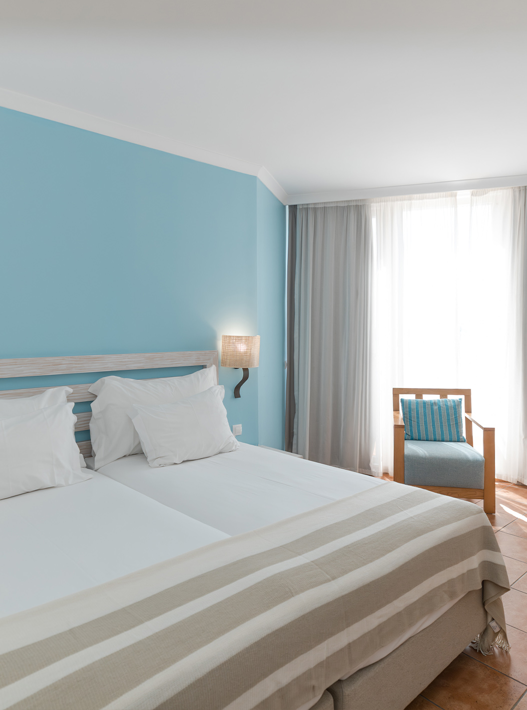 El Deluxe del Pestana Viking tiene dos camas, dos sillones cómodos, aire acondicionado y ventana grande