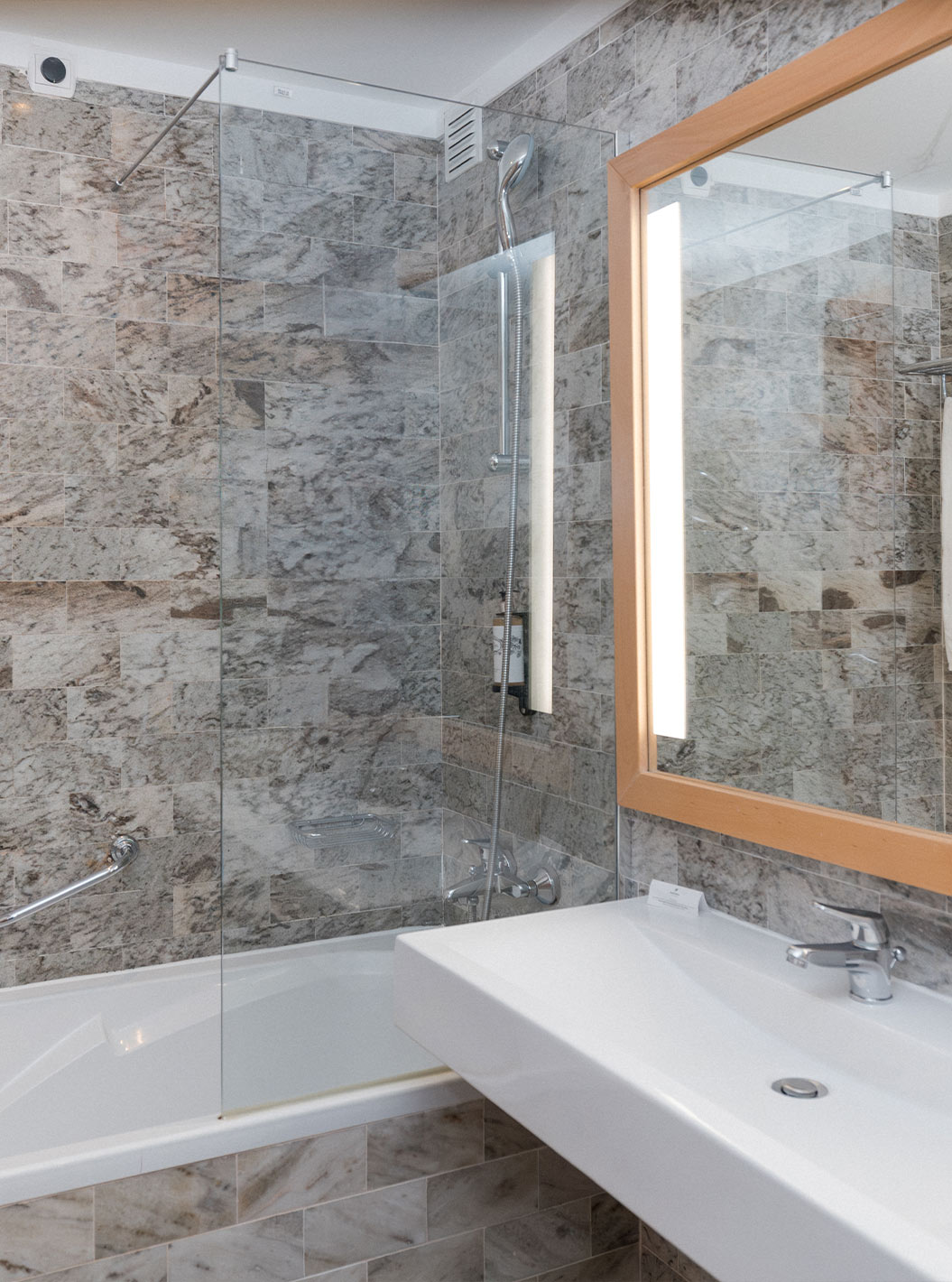 La Suite Superior Vista Mar del Pestana Viking tiene baño con lavabo, espejo grande y bañera con ducha