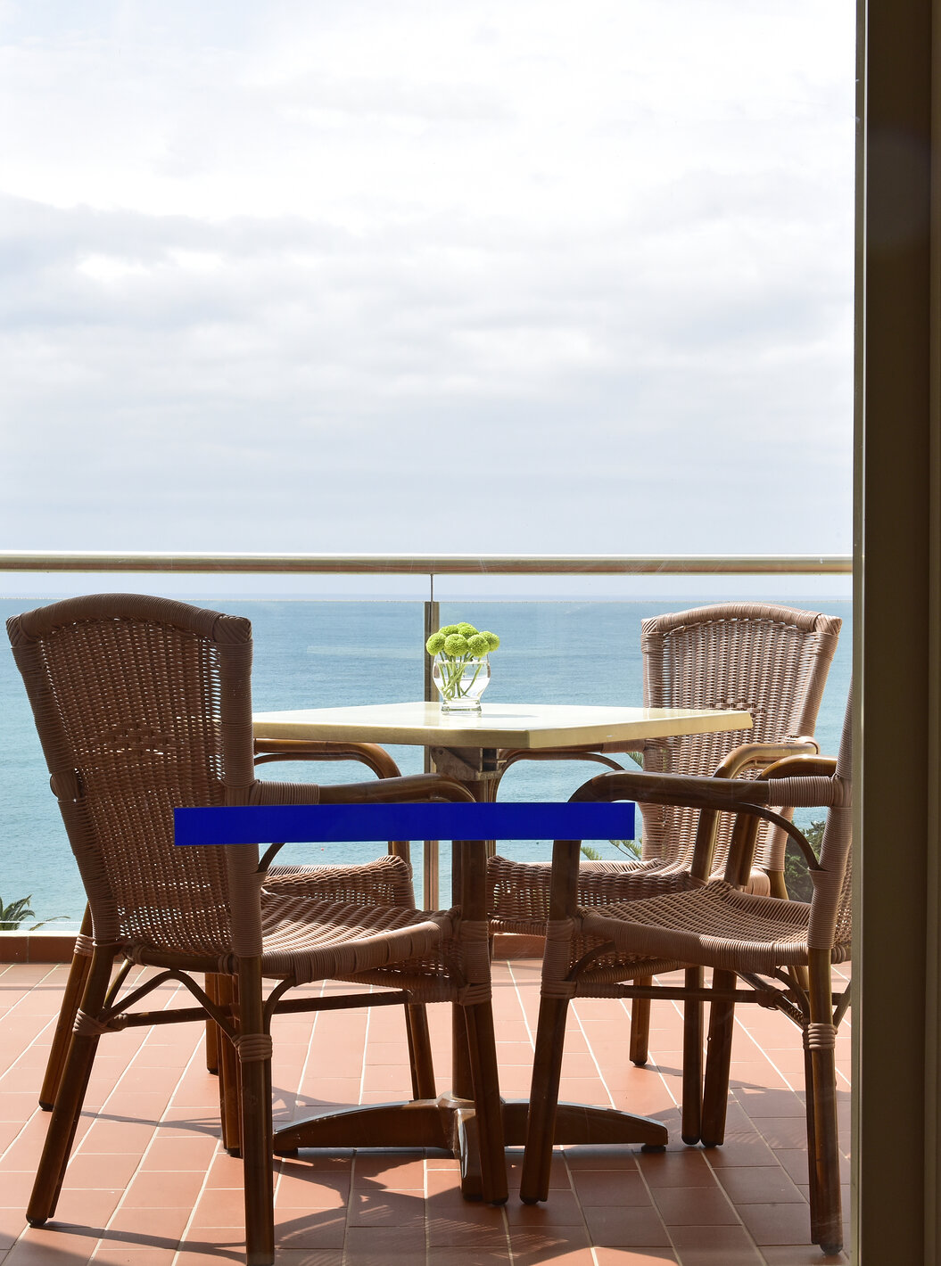 La Suite Superior Vista Mar del Pestana Viking cuenta con una terraza, con una mesa y dos sillas, y vista al mar