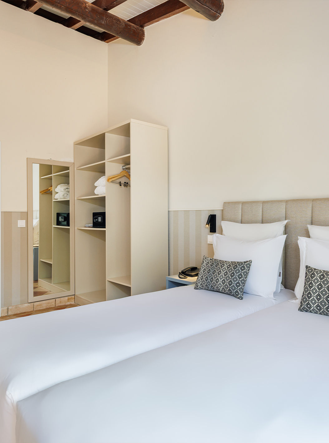 El Familiar Vista Jardín en Pestana Vila Sol - Vilamoura tiene dos camas individuales, espejo y baño