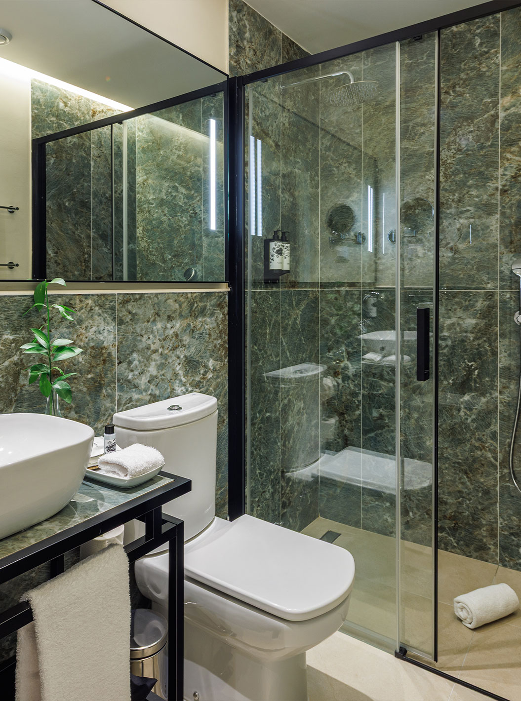 El Superior Vista Jardín en Pestana Vila Sol - Vilamoura tiene baño de mármol verde con inodoro, lavabo y ducha