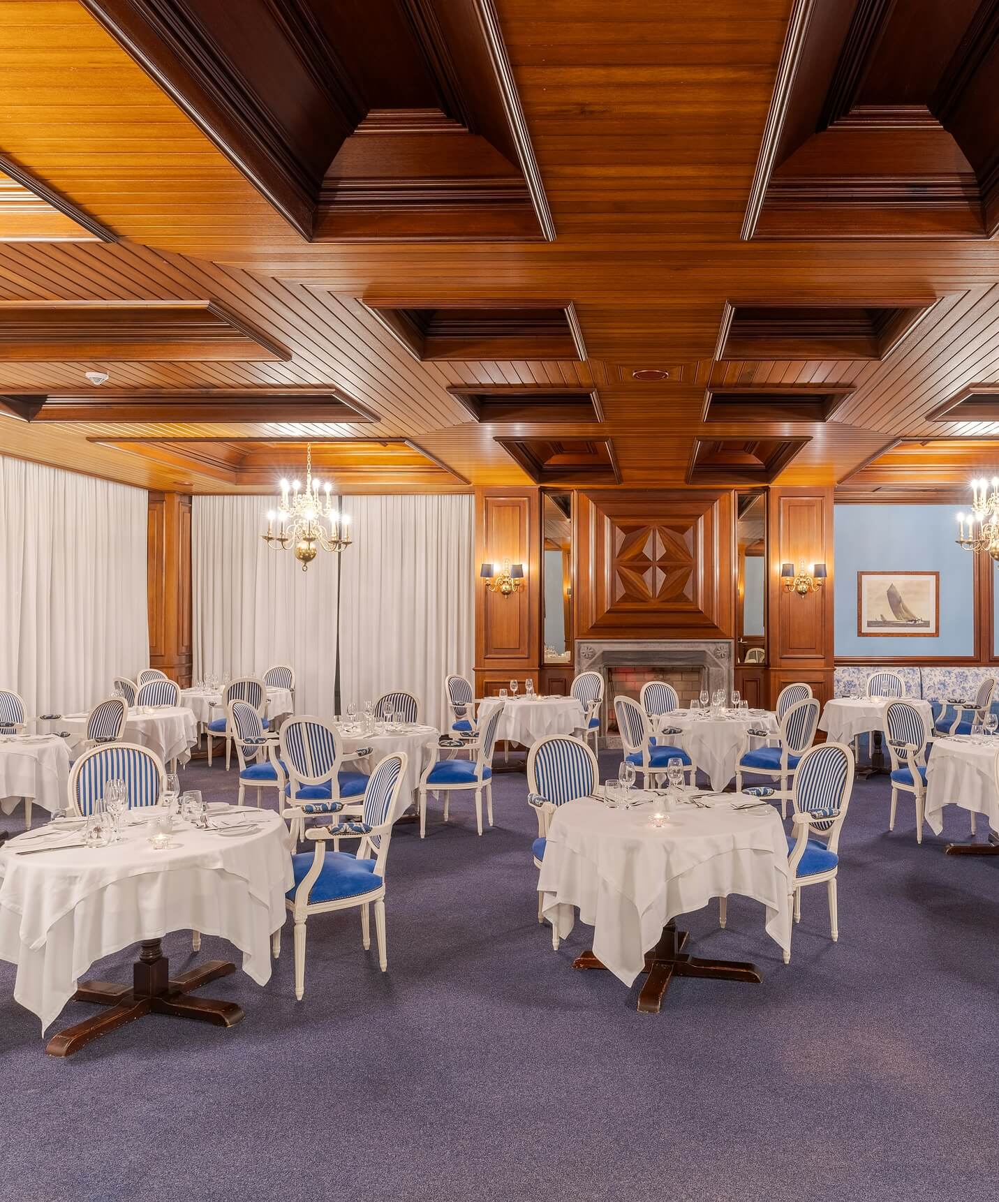 Comedor clásico del Pestana Bahia Praia con techo de madera y manteles blancos