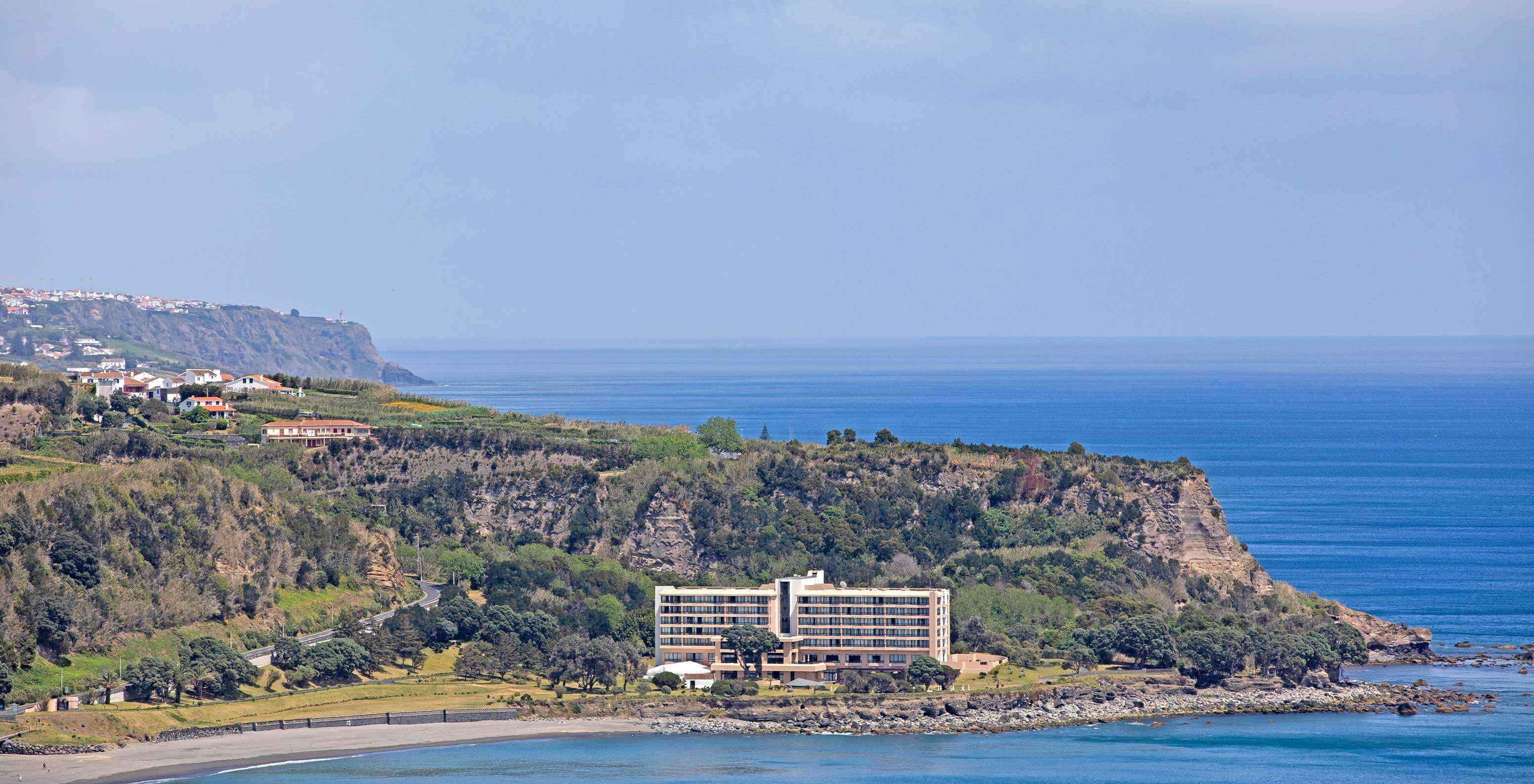 Vista del resort de 4 estrellas en la Isla de San Miguel, Pestana Bahia Praia, con acceso directo a la playa