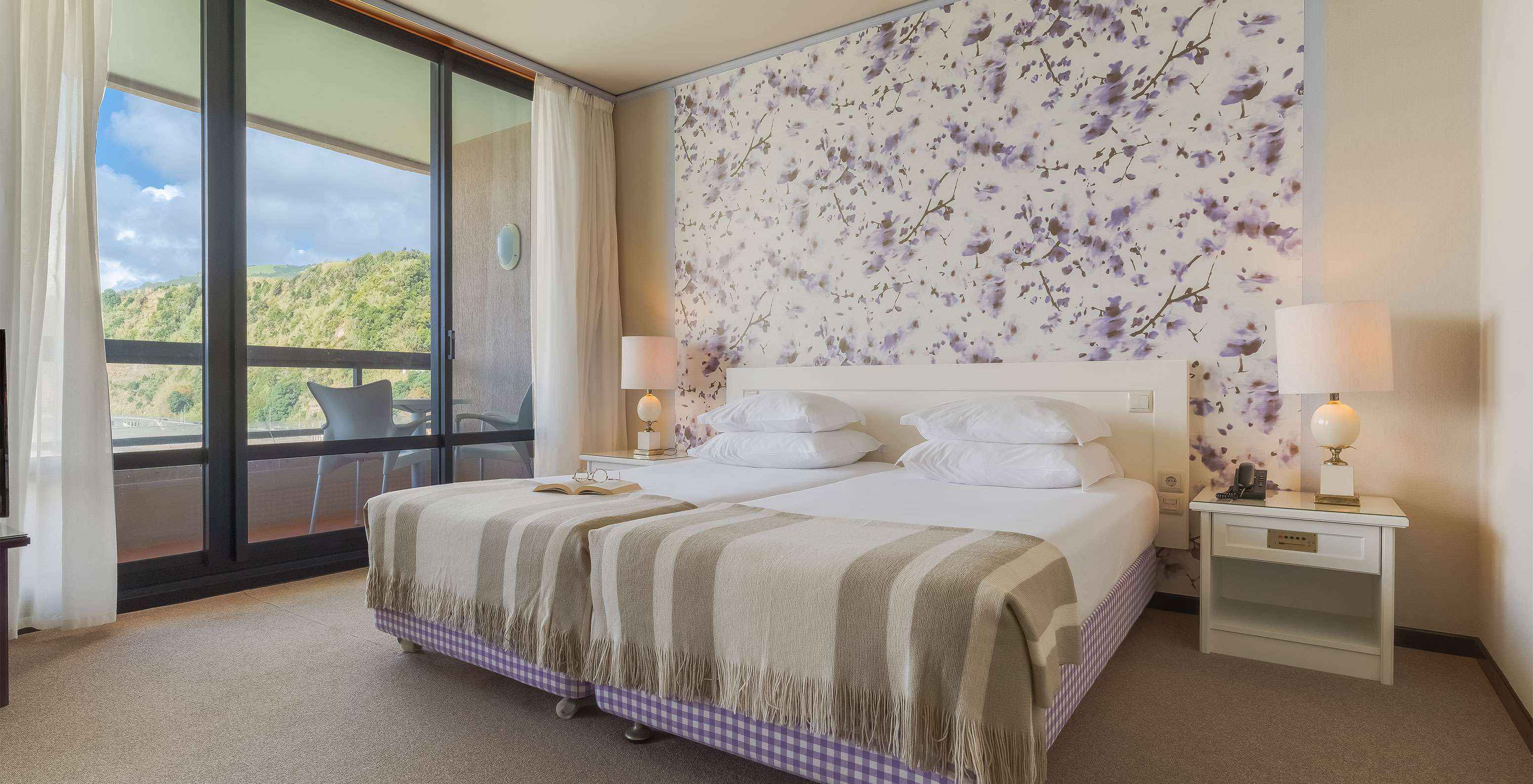 La Junior Suite Vista Mar del Pestana Bahia Praia tiene un amplio espacio con dos camas individuales y un sofá