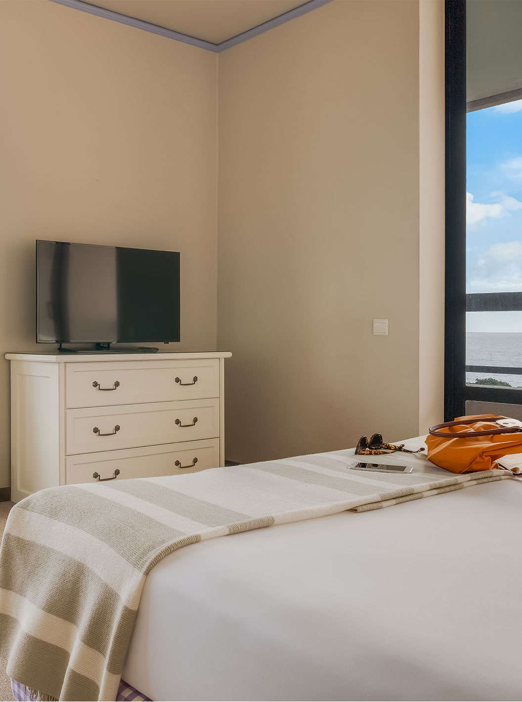 El Standard Vista Mar del Pestana Bahia Praia tiene dos ventanas, ambas con vista al mar y parte de la naturaleza de la isla