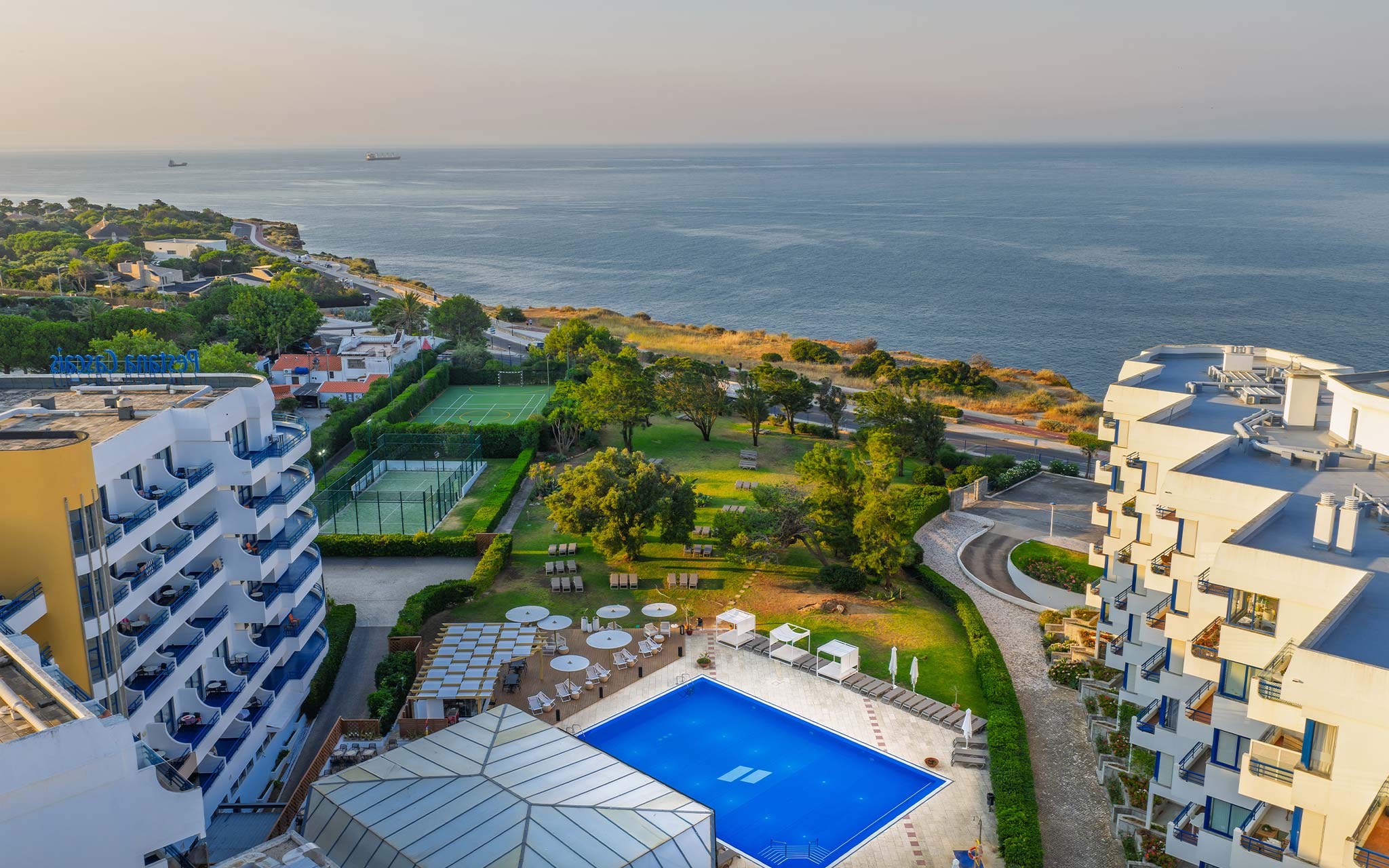 Vista aérea del Pestana Cascais, un hotel de 4 estrellas en Cascais, con piscina exterior y vista al mar