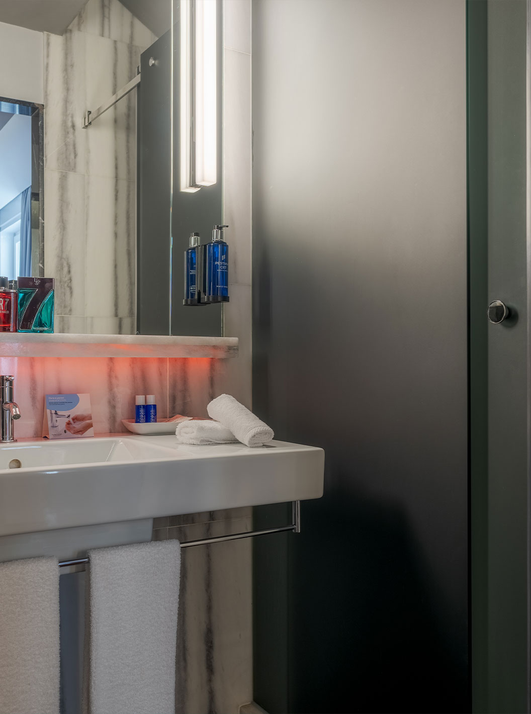 El CR7 Superior Rooftop del Pestana CR7 Lisboa tiene un baño con espejo, lavabo y ducha