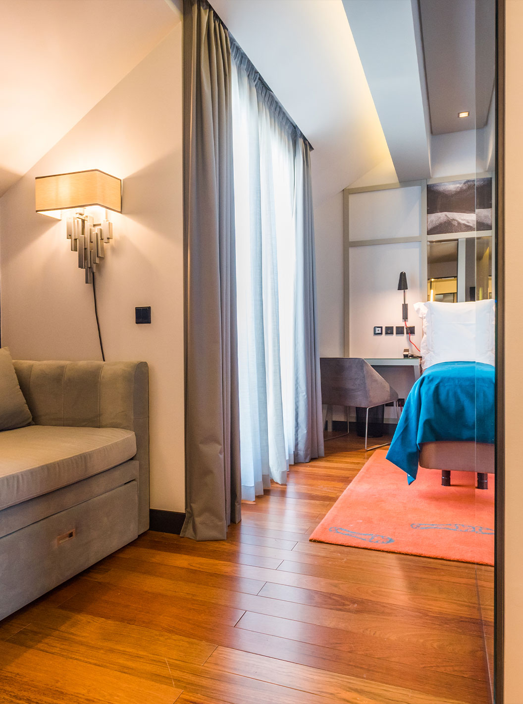 El CR7 Superior Rooftop del Pestana CR7 Lisboa tiene un escritorio, un sofá y una cama doble