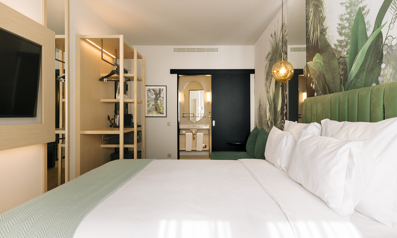 El Superior Plus del Pestana Rua Augusta Lisboa tiene una cama de matrimonio, televisión, armario abierto y baño