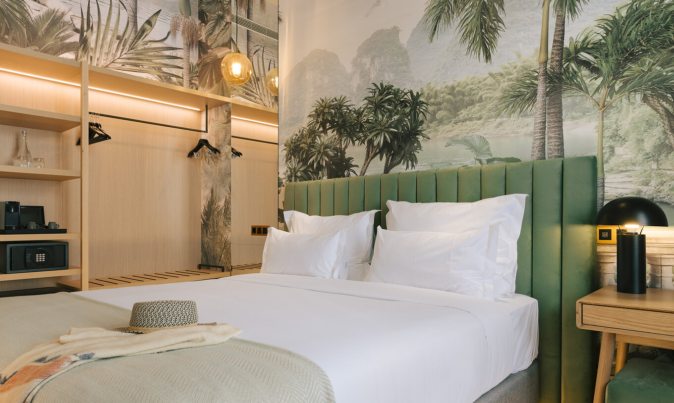 El Superior del Pestana Rua Augusta Lisboa tiene una cama de matrimonio, mesa de noche y armario abierto