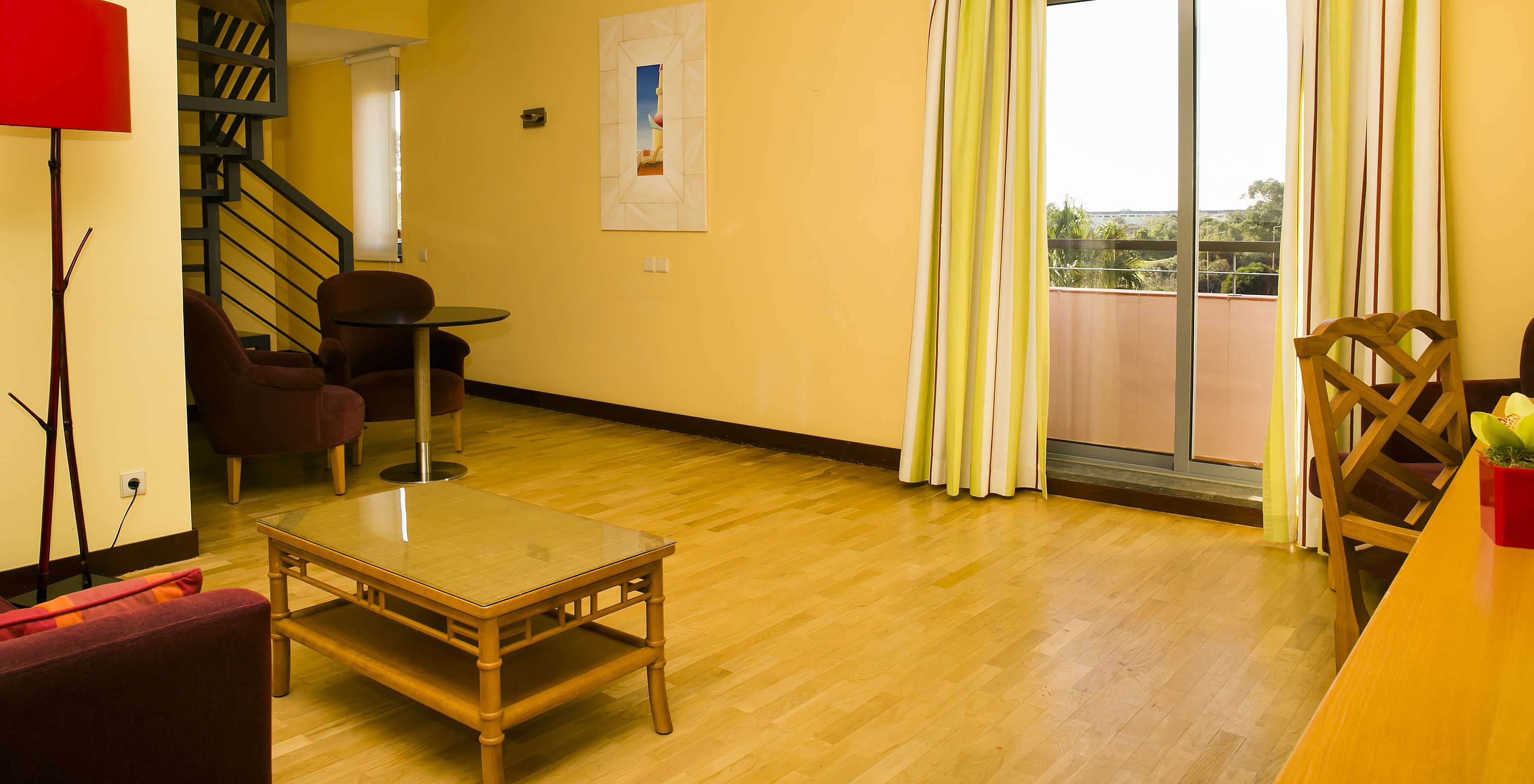 La Deluxe Suite Mezzanine del Pestana Sintra Golf tiene una sala con sillones, mesa de apoyo y ventana con terraza
