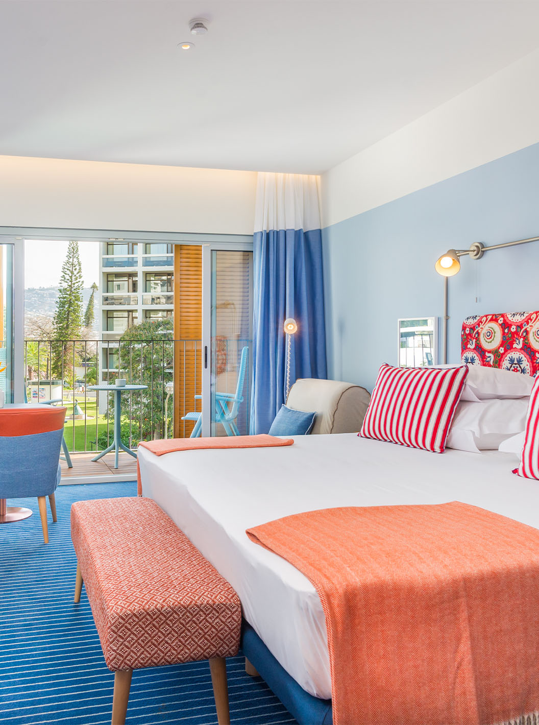 El Estudio Deluxe del Pestana Casino Studios tiene una cama doble con cabecera con diseño, terraza y televisión