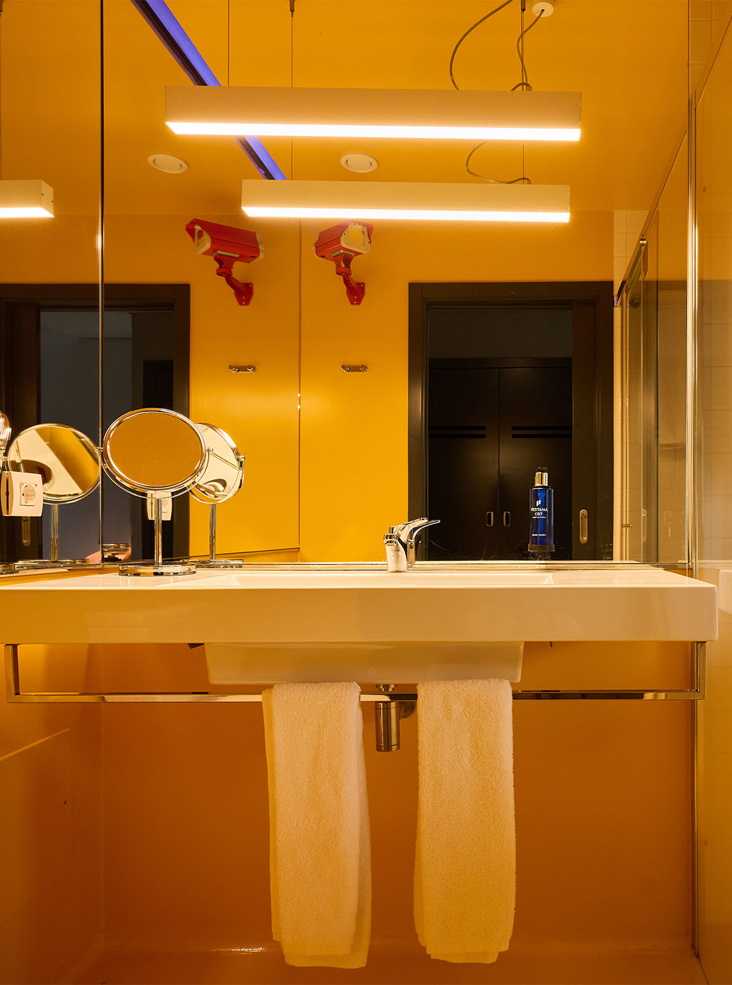 La Habitación CR7 del Pestana CR7 Funchal tiene un baño con aire moderno, en tonos amarillos, una ducha