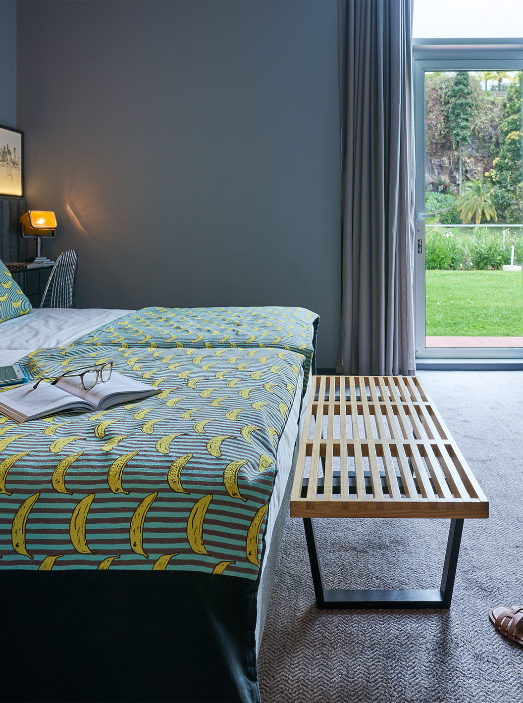 La Habitación CR7 del Pestana CR7 Funchal tiene acceso directo al jardín superior del hotel, a través de una puerta de vidrio