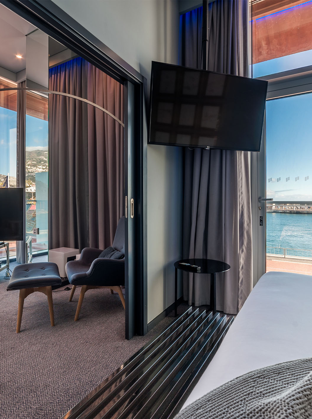 La Suite CR7 del Pestana CR7 Funchal tiene una vista casi panorámica de Funchal, al pie de la televisión