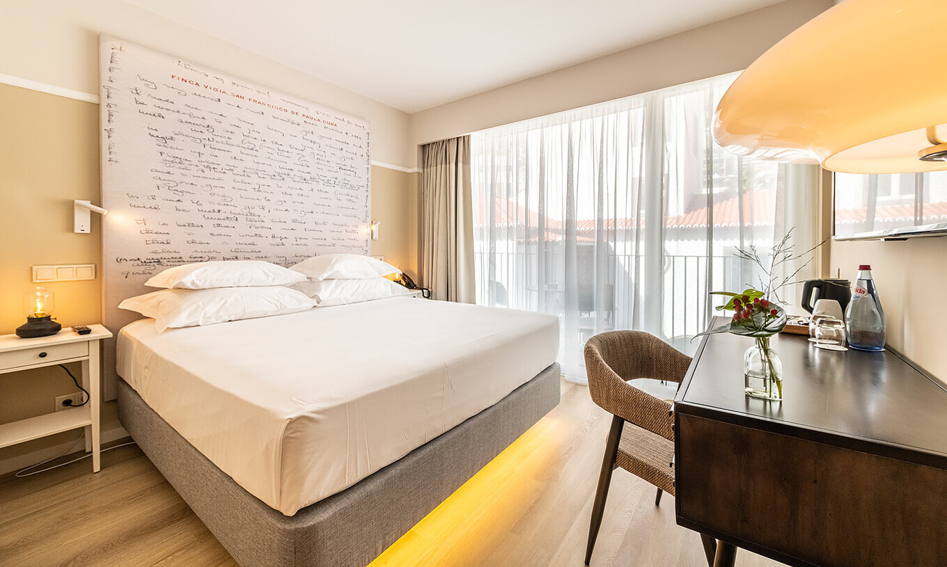 El Cuarto Superior del Pestana Fisherman Village tiene una cama, con un cabecero con frases escritas y una varada