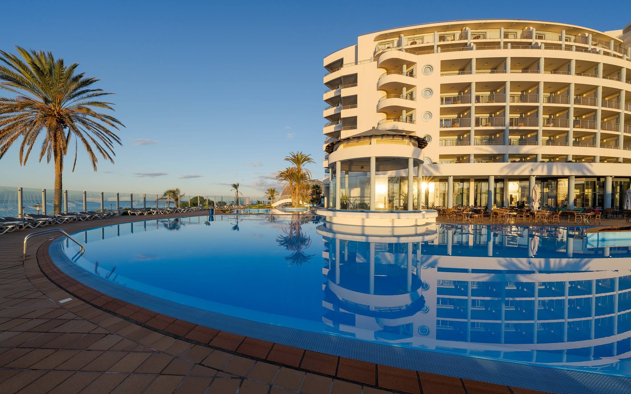 Vista exterior del edificio de Pestana Grand, un hotel de 5 estrellas con spa sobre el mar en Madeira