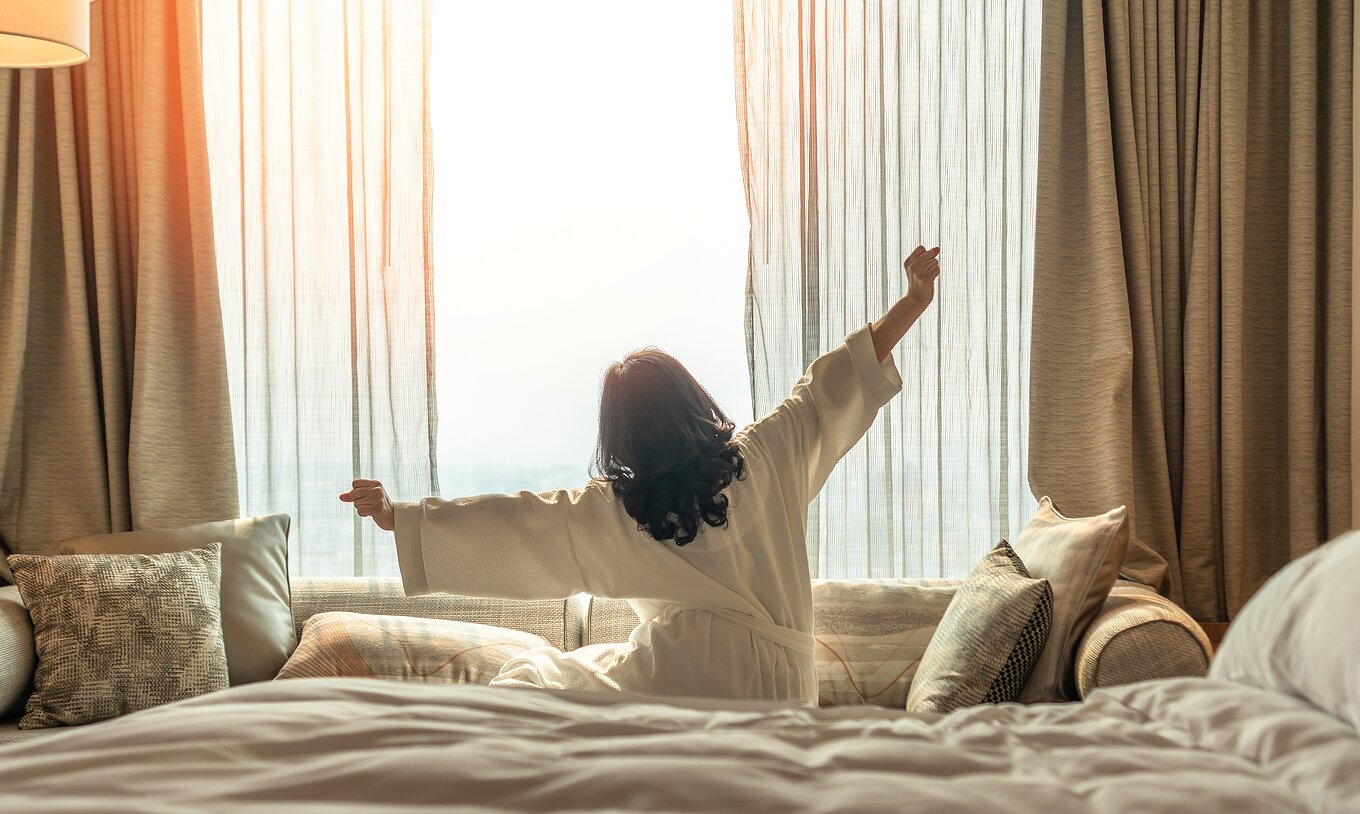 El Apartamento T1 del Pestana Madeira Beach Club tiene una ventana grande con cortinas beige, un sofá y una cama matrimonial