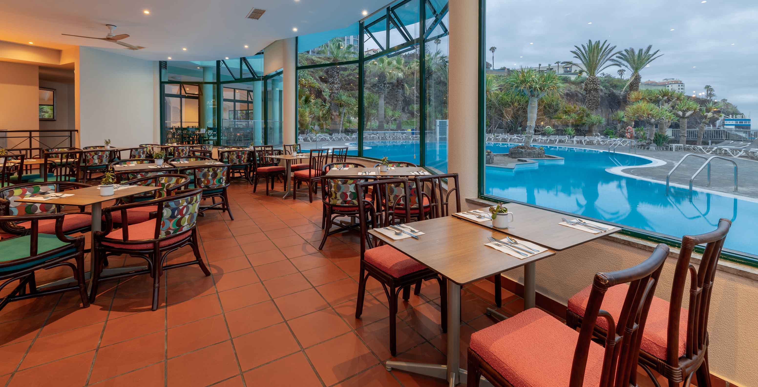 El restaurante Arlequim, del hotel de 5 estrellas en Funchal, Madeira, tiene mesas con vistas a la piscina