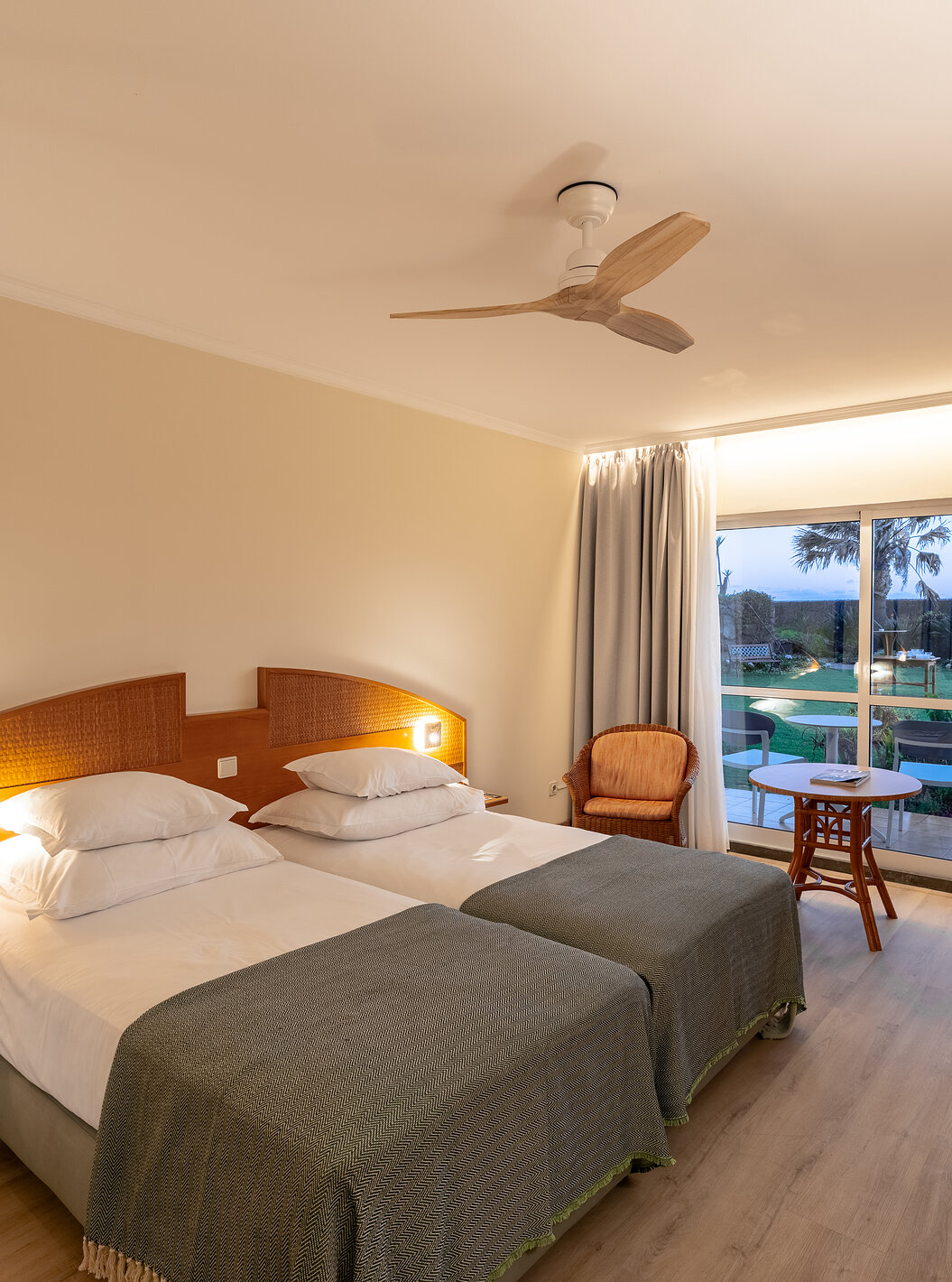 El Classic Pool View del Pestana Ocean Bay All Inclusive tiene dos camas individuales unidas con vistas al jardín