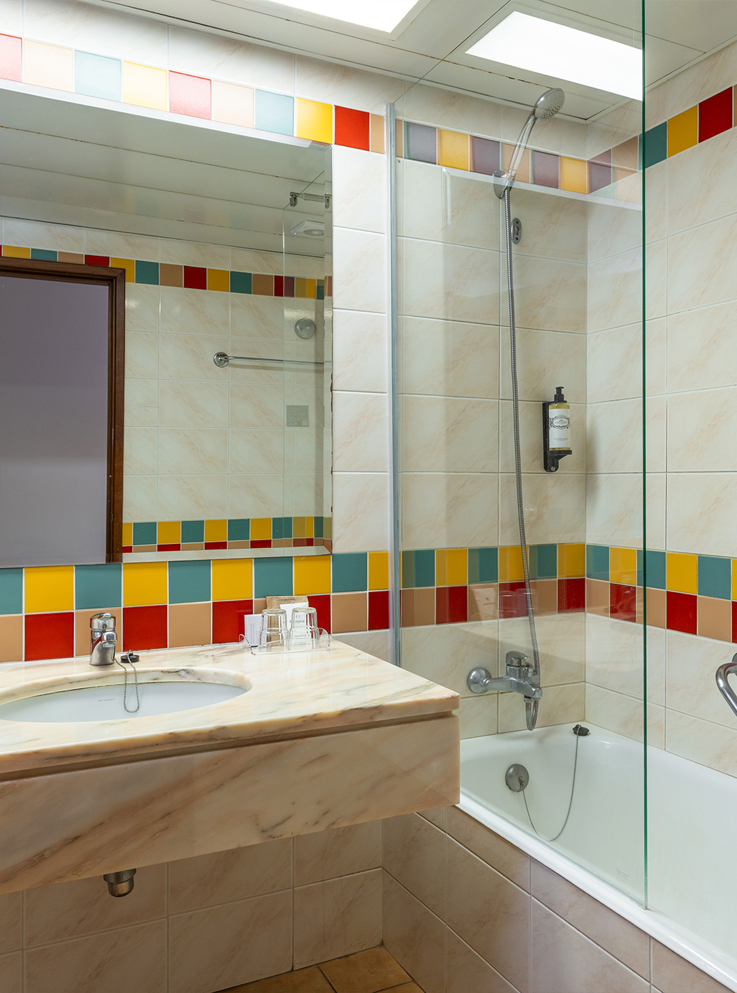 El Premium Sea View del Pestana Ocean Bay All Inclusive tiene un baño alicatado con bañera, lavabo y espejo