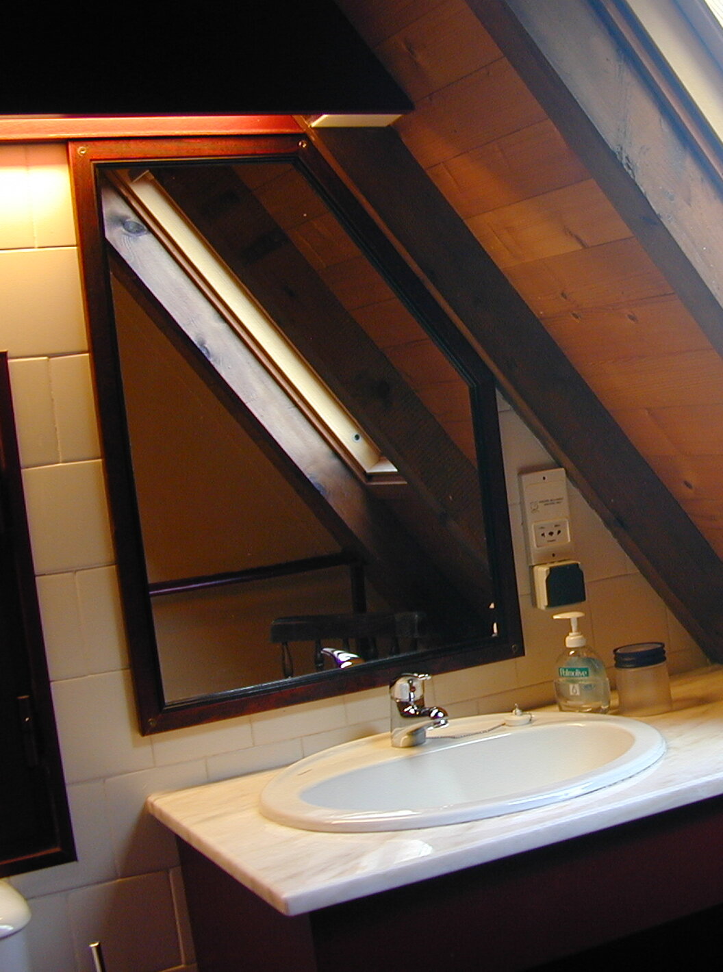 Las Villas Duplex del Pestana Quinta do Arco tienen baño con lavabo y ventana inclinada, con espejo y techo de madera