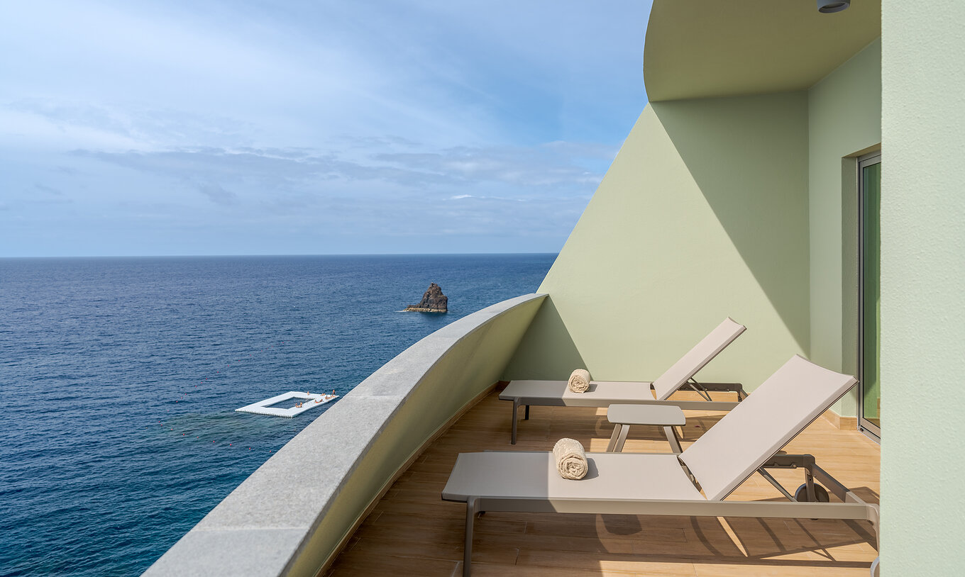 La Suite Superior Vista Mar del Pestana Vila Lido Madeira tiene un balcón con dos tumbonas y vista al mar