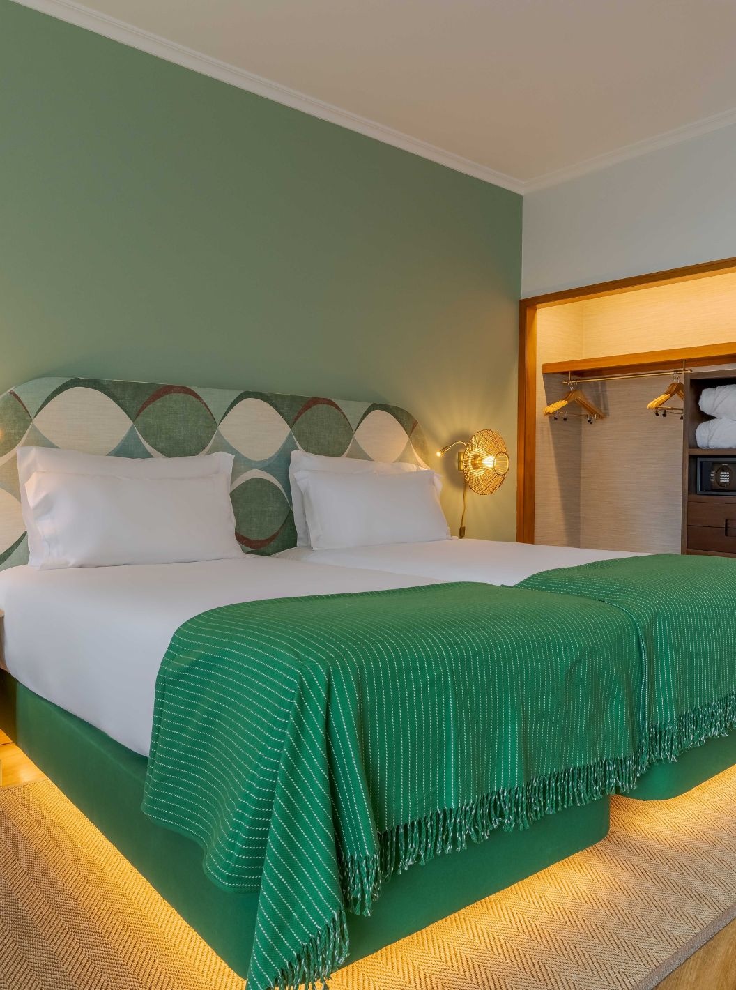 La habitación Superior Vista Mar Lateral del Pestana Vila Lido Madeira tiene cama doble con cabecero verde y armario.