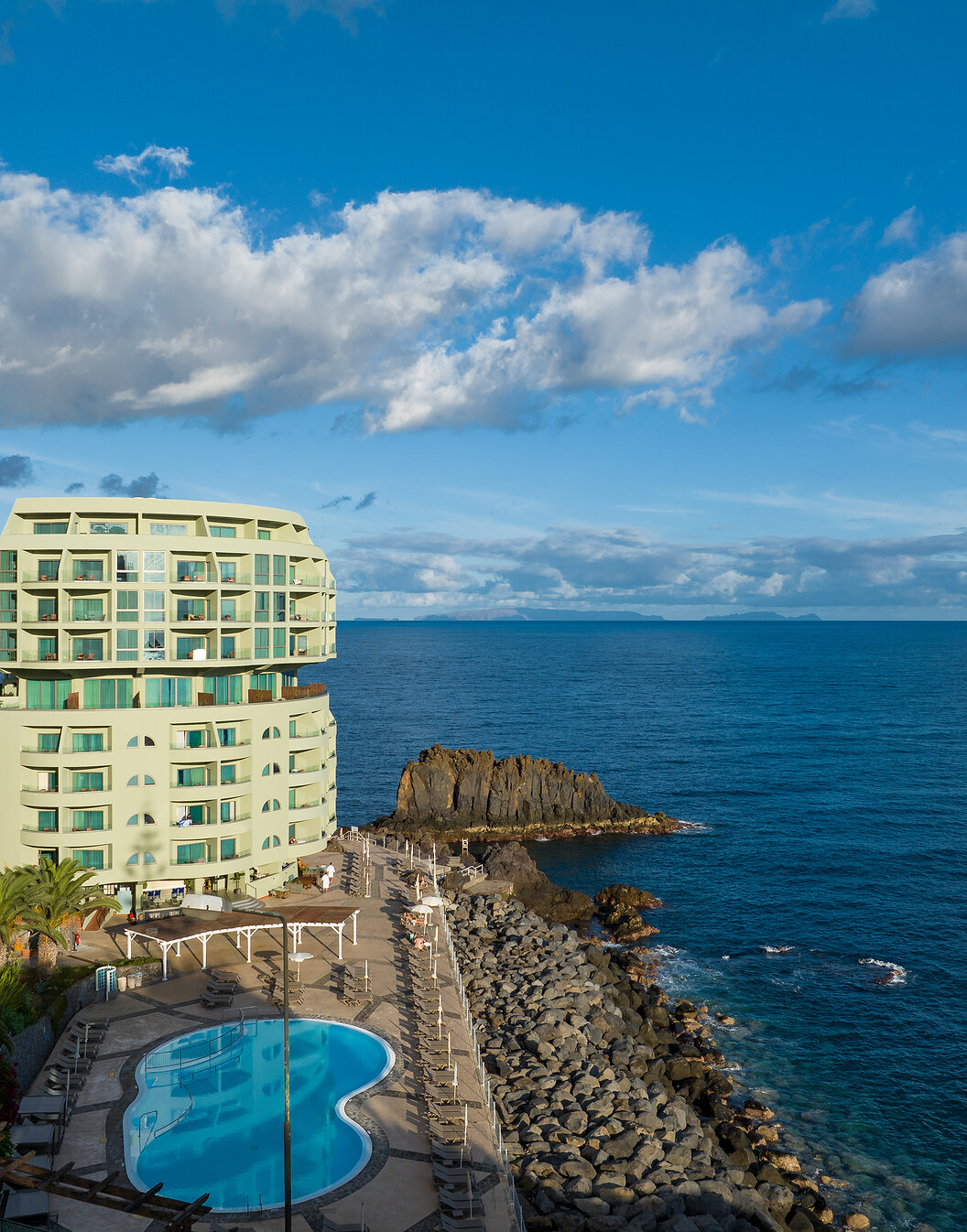 Vista panorámica exterior de Pestana Vila Lido Madeira, un hotel de 5 estrellas en Funchal junto al mar, con piscina