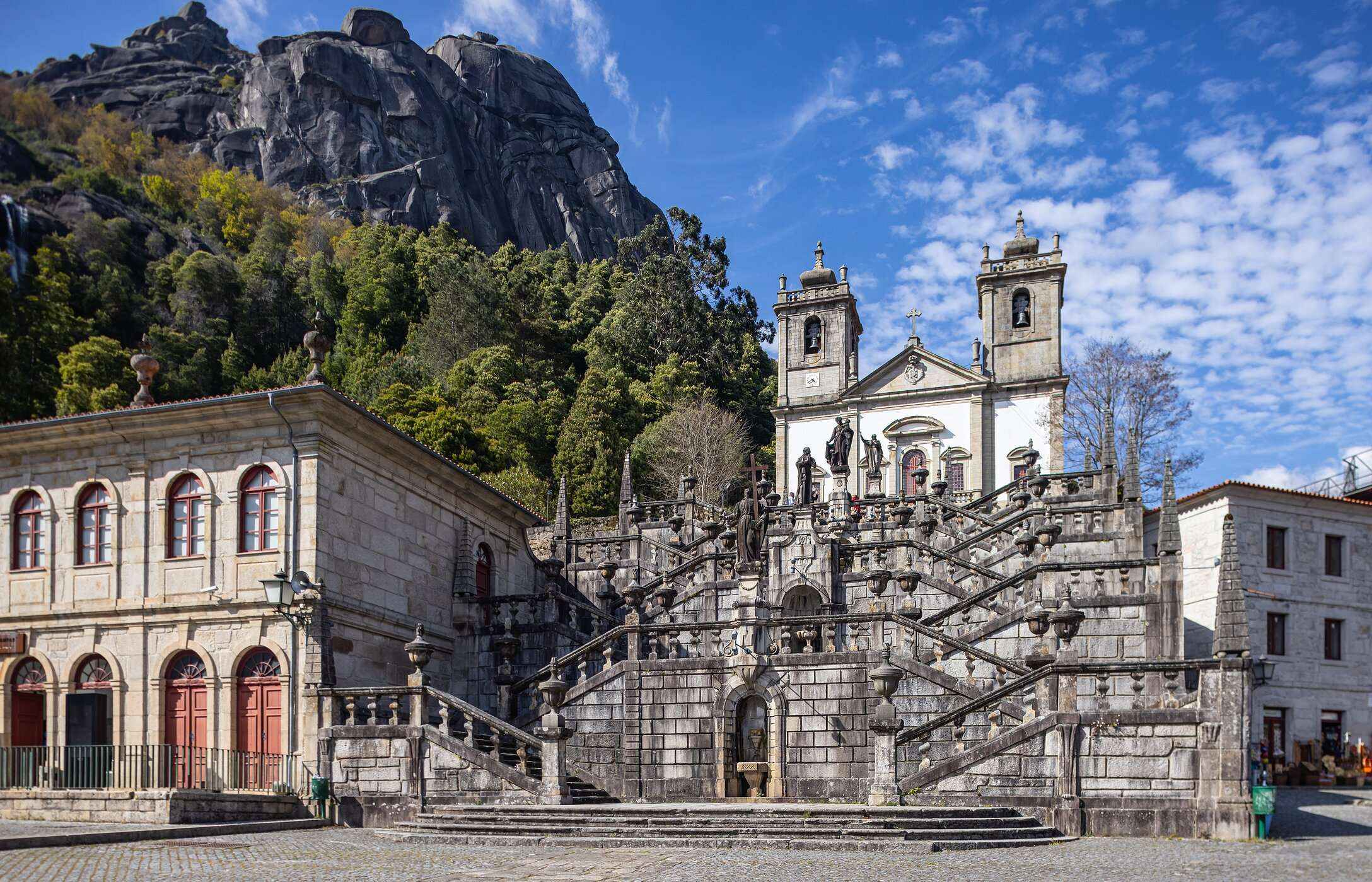 Vista del Santuario de Peneda, situado en el Norte de Portugal, con su arquitectura característica y paisajes naturales