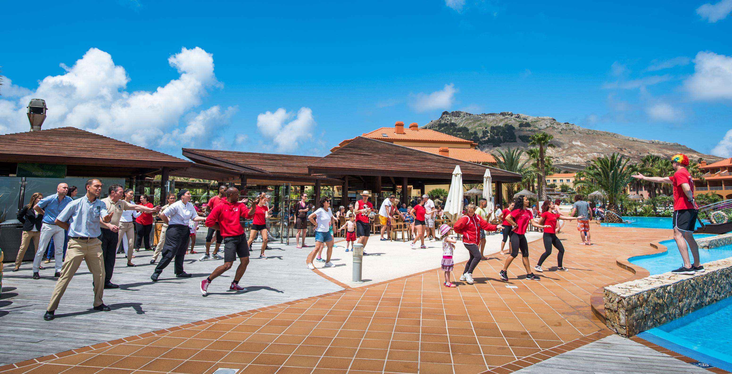 Clases de Zumba en un día soleado, junto a la piscina exterior del Pestana Porto Santo, Hotel Todo Incluido y Spa