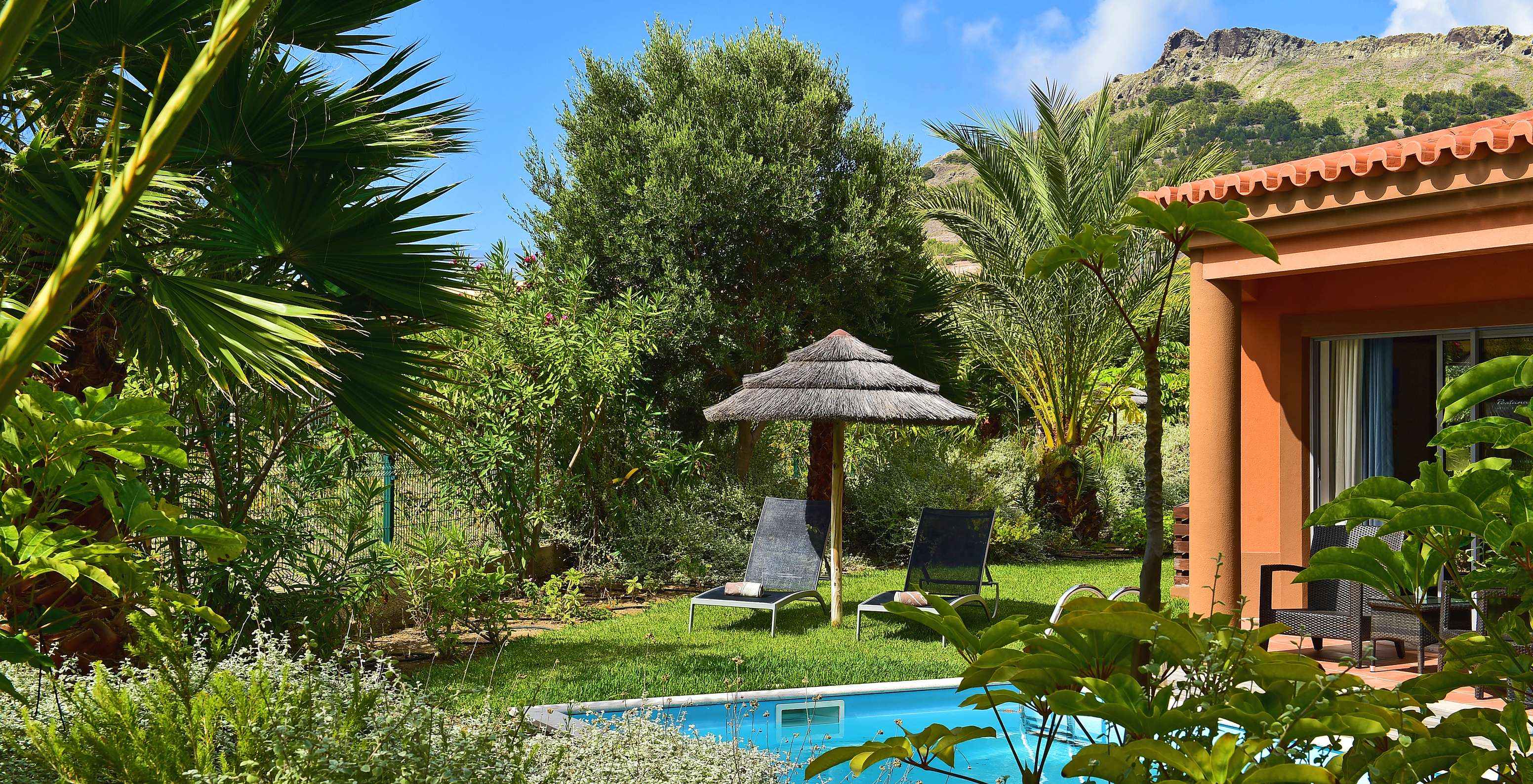 La Pool Villa del Pestana Porto Santo All Inclusive tiene una piscina privada, tumbonas y un sombrero de paja