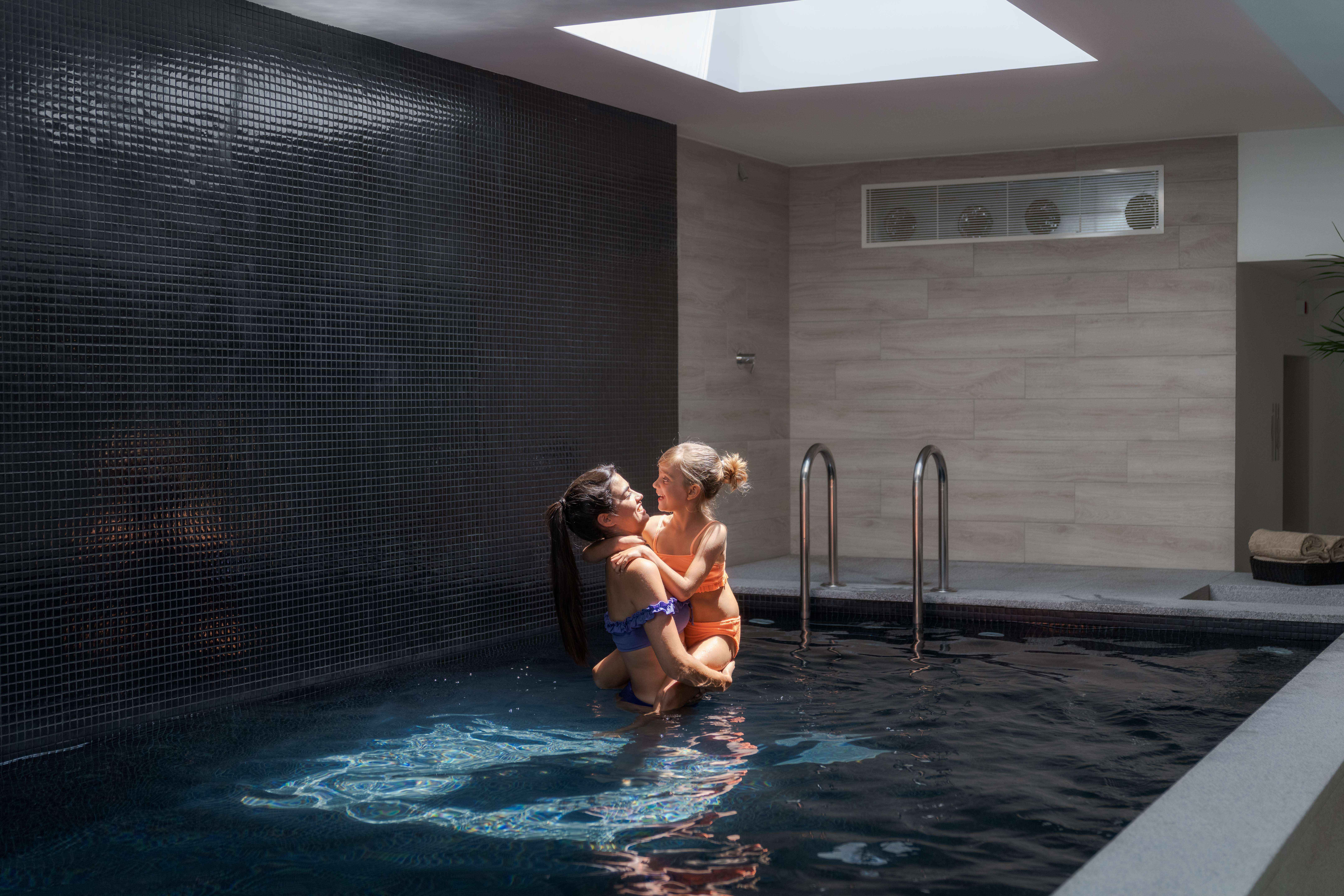 El Pestana Douro, hotel con piscina frente al Río Douro, cuenta con una piscina interior con luz natural del techo