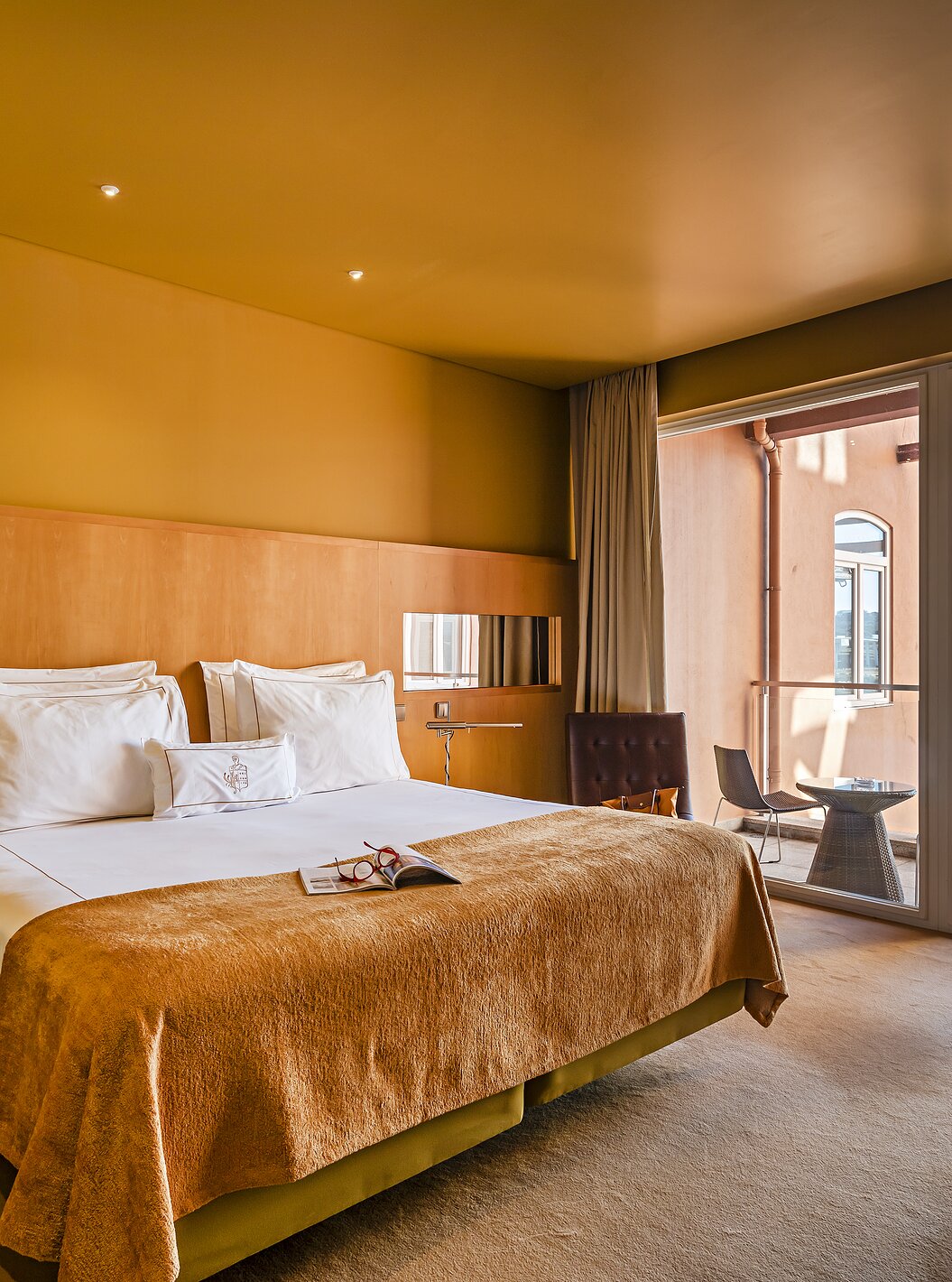 La Suite Balcony tiene una cama doble y una ventana hacia El balcón con vista al río