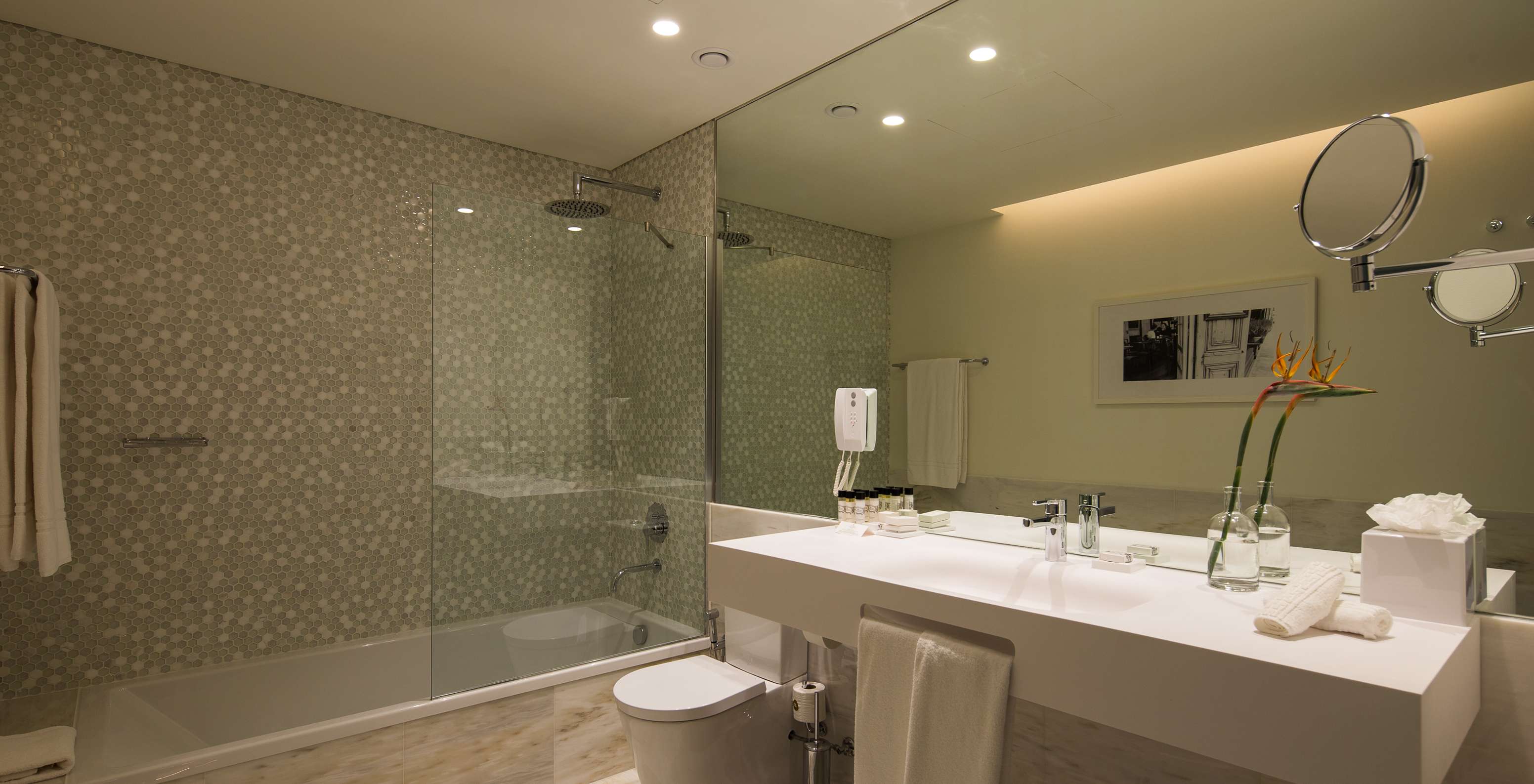 El Deluxe Superior Grand View del Pestana Porto - A Brasileira tiene un baño con bañera y un lavabo grande