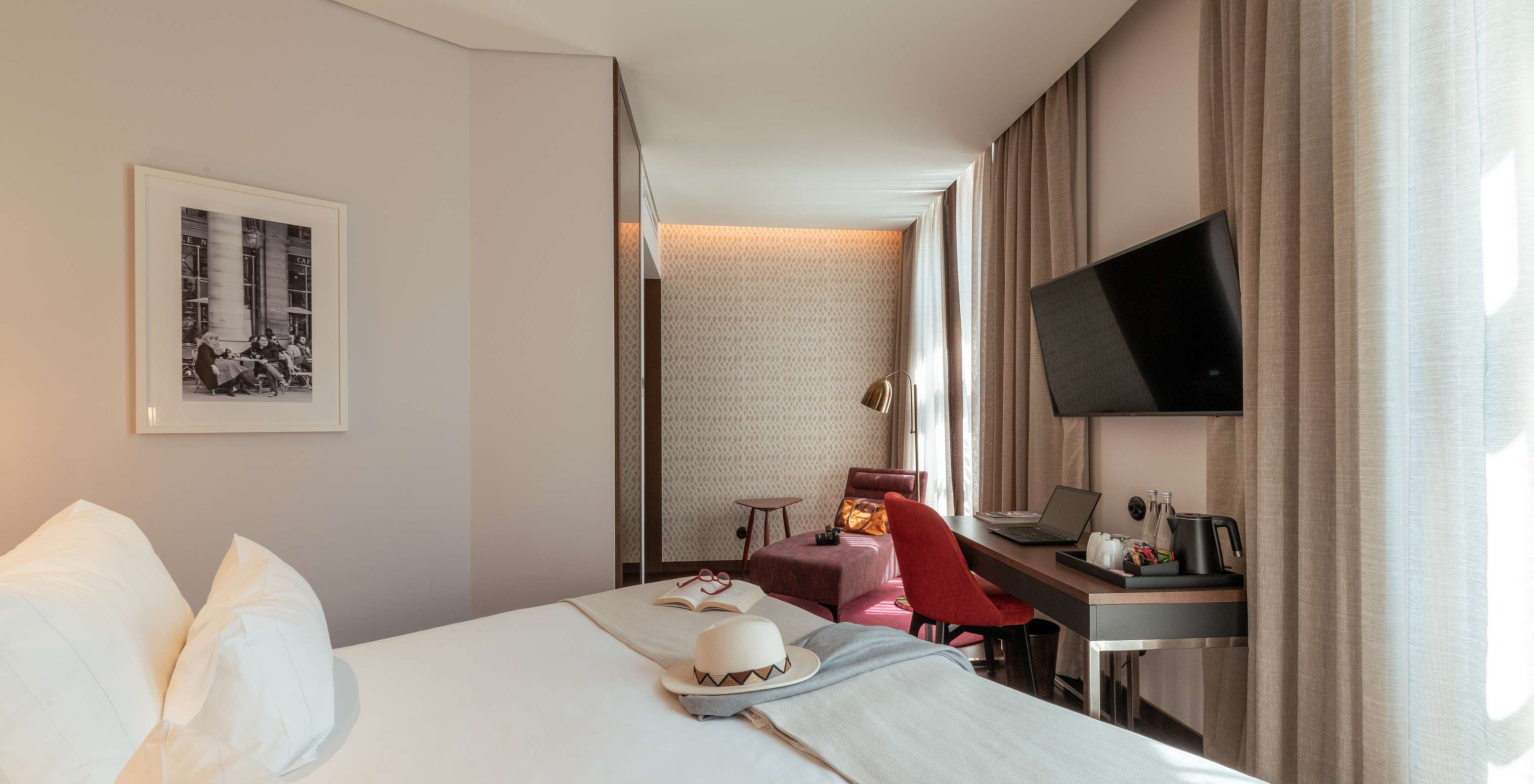 El Deluxe del Pestana Porto - A Brasileira tiene una cama de casal, un escritorio con televisión y un sofá chaise longue