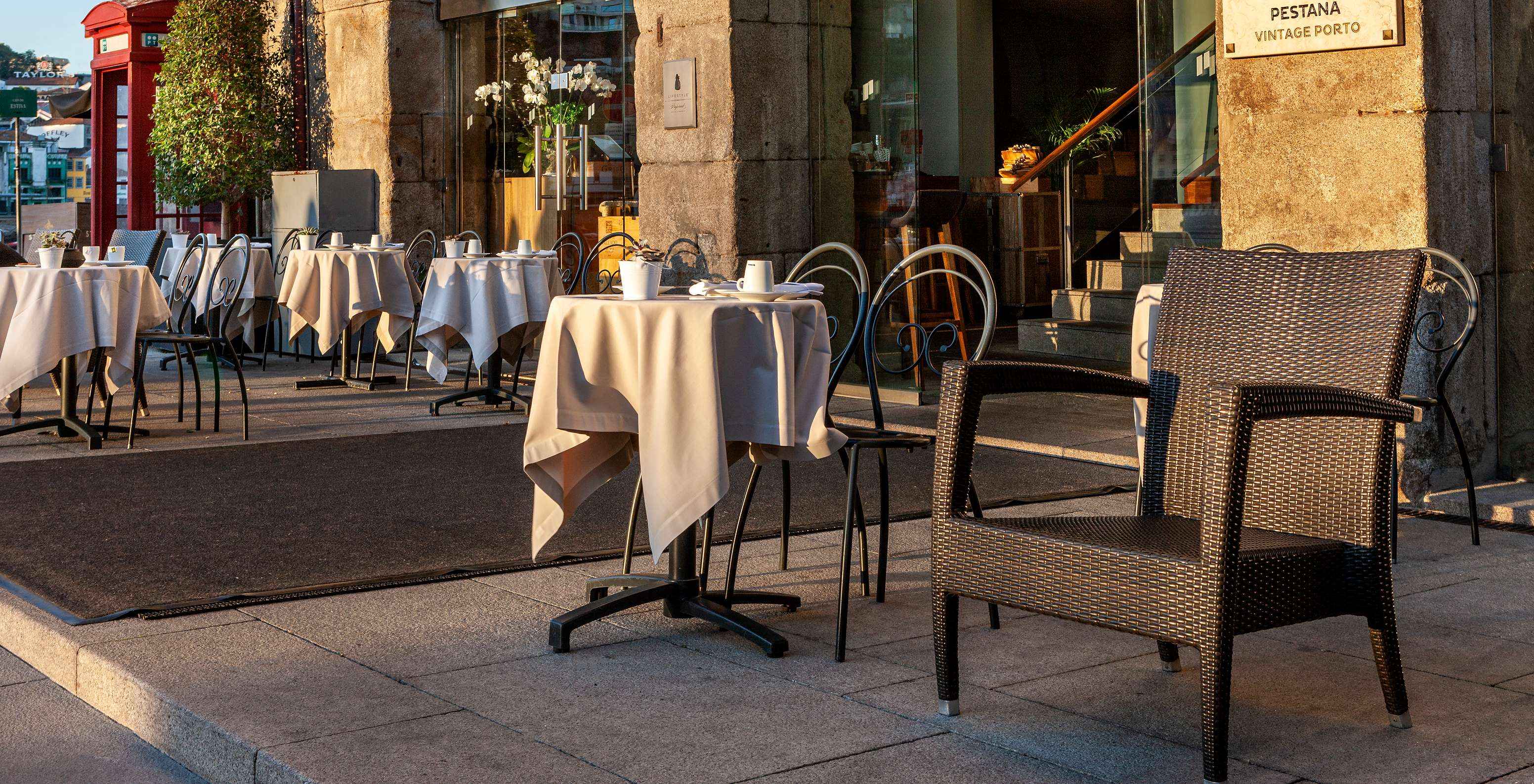 El bar Heritage, del Hotel 5 Estrellas en el Centro de Oporto, tiene una terraza exterior con vista a la Ribeira