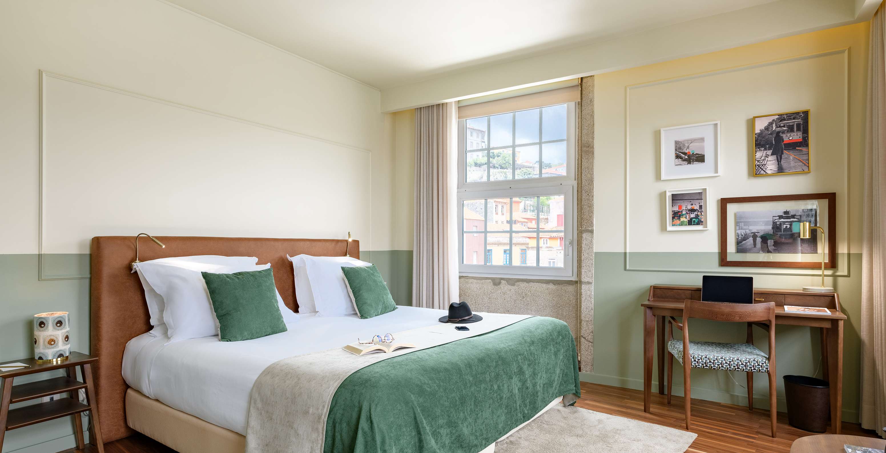 El Vintage Grand View del Pestana Vintage Porto tiene una cama de matrimonio con un edredón verde, una mesa y ventanas